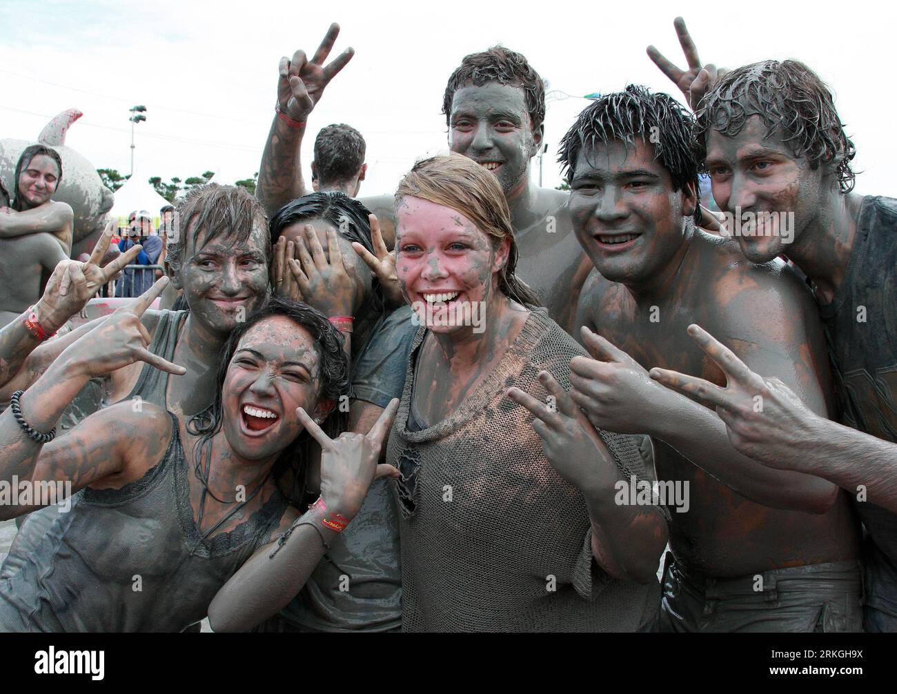 Bildnummer: 55597844  Datum: 16.07.2011  Copyright: imago/Xinhua (110716) -- BORYEONG, July 16, 2011 (Xinhua) -- Tourists play with mud during the Boryeong Mud Festival at the Daecheon beach in Boryeong City, Chungcheongnam-do, South Korea, on July 16, 2011. The Boryeong Mud Festival which started here on Saturday will be open until July 24. (Xinhua/Park Jin Hee) (srb) SOUTH KOREA-BORYEONG-MUD FESTIVAL PUBLICATIONxNOTxINxCHN Gesellschaft Schlammschlacht Schlamm Matsch kurios xdf x0x premiumd Komik 2011 quer    Bildnummer 55597844 Date 16 07 2011 Copyright Imago XINHUA  Boryeong July 16 2011 XI Stock Photo