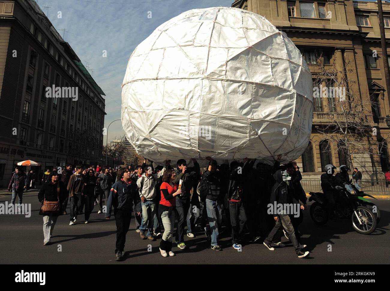 Bildnummer: 55605206  Datum: 19.07.2011  Copyright: imago/Xinhua (110720) -- SANTIAGO, July 20, 2011 (Xinhua) -- Chilean students roll up a giant ball during a demonstration, imitating the television series Dragon Ball Z where the main character Goku asks for a Genkidama (giant ball of energy), to save education, and make the Chilean government listen to their demands, at Plaza de Armas, in Santiago, capital of Chile, on July 19, 2011. (Xinhua/Jorge Villegas) (axy) CHILE-SANTIAGO-EDUCATION-PROTEST PUBLICATIONxNOTxINxCHN Gesellschaft Politik Demo Protest Studenten Studentendemo Bildung Ball Kug Stock Photo