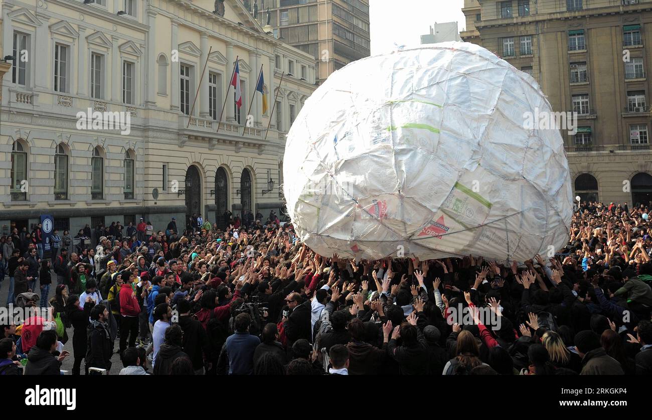 Bildnummer: 55605207  Datum: 19.07.2011  Copyright: imago/Xinhua (110720) -- SANTIAGO, July 20, 2011 (Xinhua) -- Chilean students roll up a giant ball during a demonstration, imitating the television series Dragon Ball Z where the main character Goku asks for a Genkidama (giant ball of energy), to save education, and make the Chilean government listen to their demands, at Plaza de Armas, in Santiago, capital of Chile, on July 19, 2011. (Xinhua/Jorge Villegas) (axy) CHILE-SANTIAGO-EDUCATION-PROTEST PUBLICATIONxNOTxINxCHN Gesellschaft Politik Demo Protest Studenten Studentendemo Bildung Ball Kug Stock Photo
