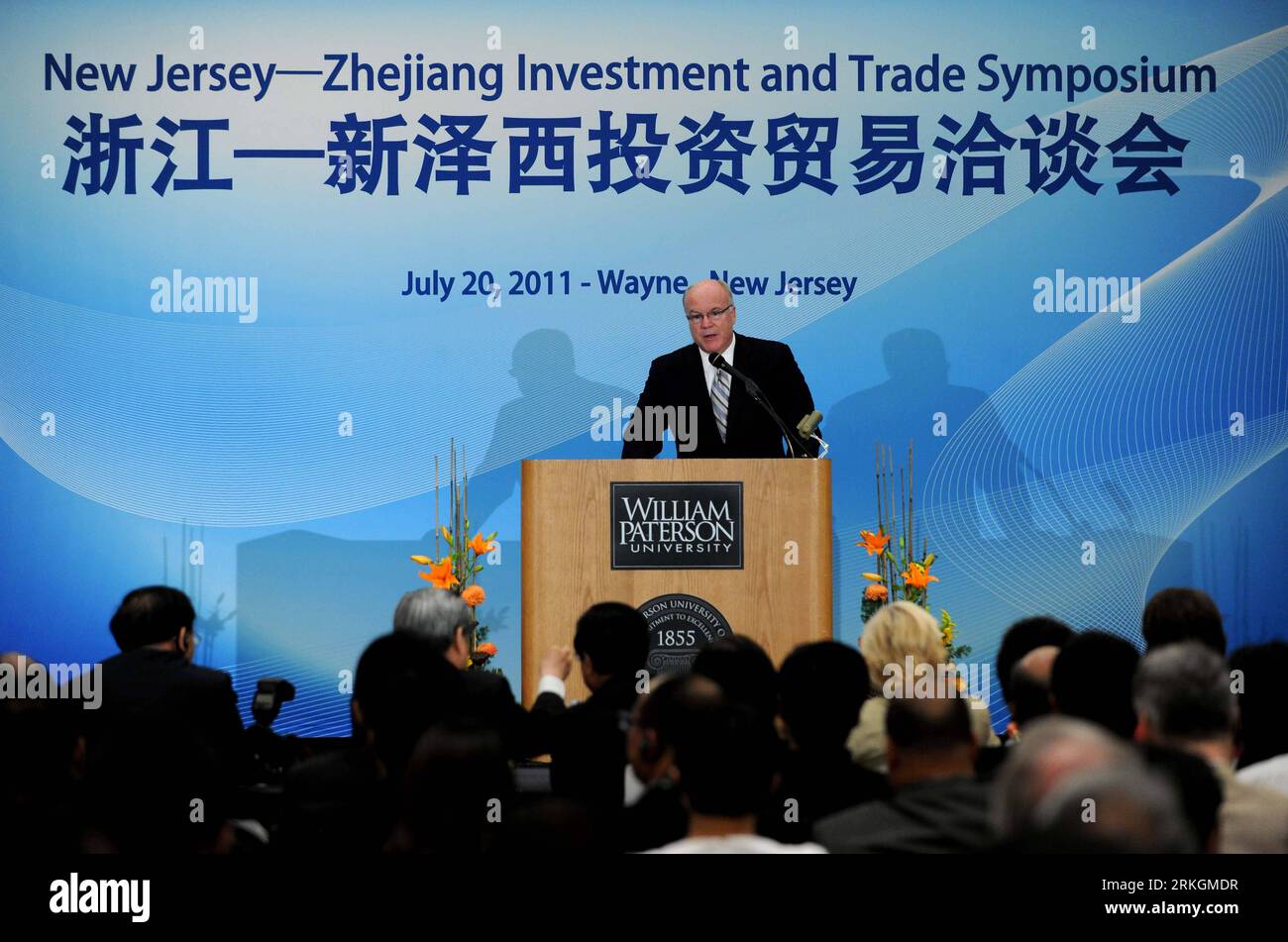 Bildnummer: 55606342  Datum: 20.07.2011  Copyright: imago/Xinhua (110721) -- NEW JERSEY, July 21, 2011 (Xinhua) -- Kevin Rigby, vice president of Novartis Pharmaceuticals Corporation, speaks at the New Jersey-Zhejiang Investment and Trade Symposium held at William Paterson University in New Jersey, the United States, July 20, 2011. More than 100 Chinese and 200 American entrepreneurs participated in the symposium on Wednesday. (Xinhua/Shen Hong)(axy) U.S.-NEW JERSEY-ZHEJIANG-INVESTMENT AND TRADE SYMPOSIUM PUBLICATIONxNOTxINxCHN People Wirtschaft x0x xtm 2011 quer     Bildnummer 55606342 Date 2 Stock Photo