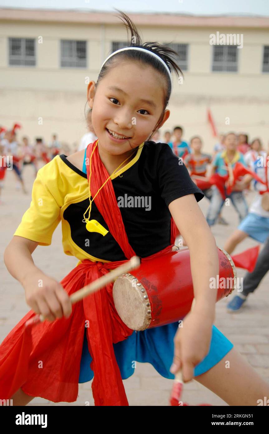 Bildnummer: 55608621 Datum: 21.07.2011 Copyright: imago/Xinhua (110722) --  ANSAI, July 22, 2011 (Xinhua) -- Wang Yidan learns to play waist drum at  the First Primary School of Ansai County, northwest China s