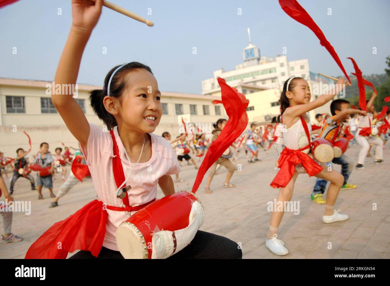 Children martial arts china hi-res stock photography and images - Page 4 -  Alamy, image size:1300x953