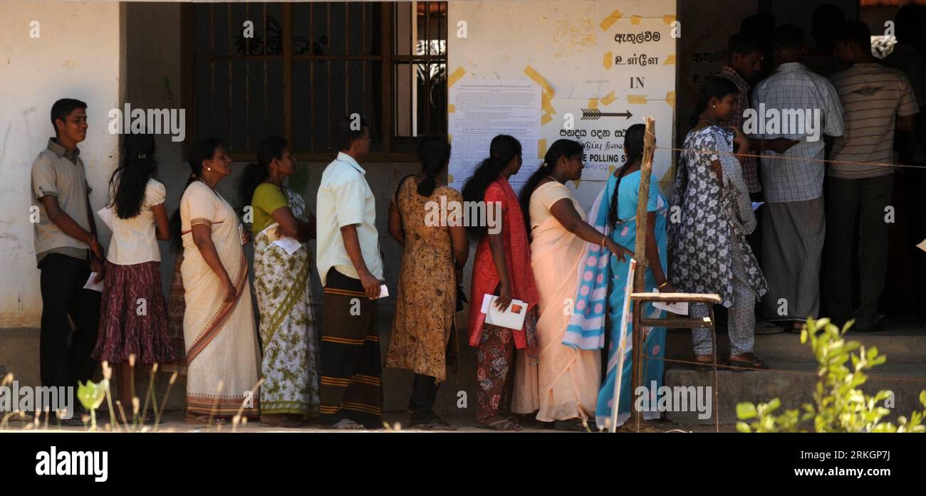 Bildnummer: 55611209  Datum: 23.07.2011  Copyright: imago/Xinhua (110723) -- KILINOCHCHI (SRI LANKA), July 23, 2011 (Xinhua) -- Sri Lankan voters queue up at the polling booth in the northern town of Kilinochchi on July 23, 2011 to cast their ballots for the former war zone s first local polls. The election covers 65 administrative bodies, including 20 councils in the districts of Jaffna, Kilinochchi and Mullaittivu where fighting raged till early 2009. (Xinhua/K . Dinara) (zx) SRI LANKA-WAR ZONE-POLLING PUBLICATIONxNOTxINxCHN Gesellschaft Politik Wahl Kommunalwahl Wahllokal Andrang Stimmabgab Stock Photo