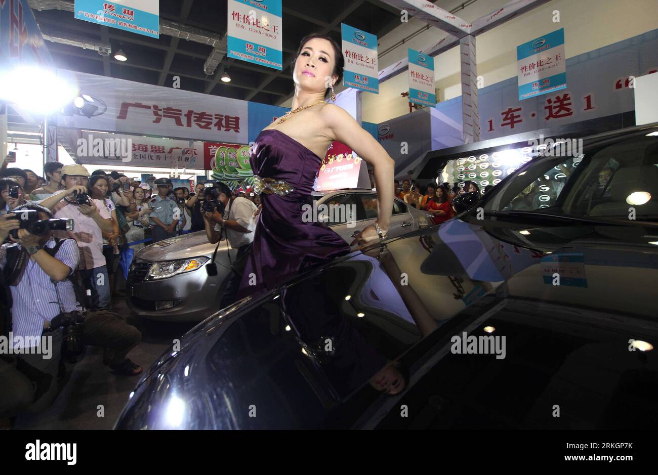 Bildnummer: 55611239  Datum: 23.07.2011  Copyright: imago/Xinhua (110723) -- NANTONG, July 23, 2011 (Xinhua) -- Internet-born star Furong Jiejie , or Sister Furong , poses during an auto show as it opens in Nantong, east China s Jiangsu Province, July 23, 2011. (Xinhua/Huang Zhe) (ljh) #CHINA-JIANGSU-NANTONG-AUTO SHOW-SISTER FURONG (CN) PUBLICATIONxNOTxINxCHN People Entertainment Wirtschaft Messe Automesse xns x0x 2011 quer     Bildnummer 55611239 Date 23 07 2011 Copyright Imago XINHUA  Nantong July 23 2011 XINHUA Internet Born Star Furong  or Sister Furong Poses during to Car Show As IT Opens Stock Photo
