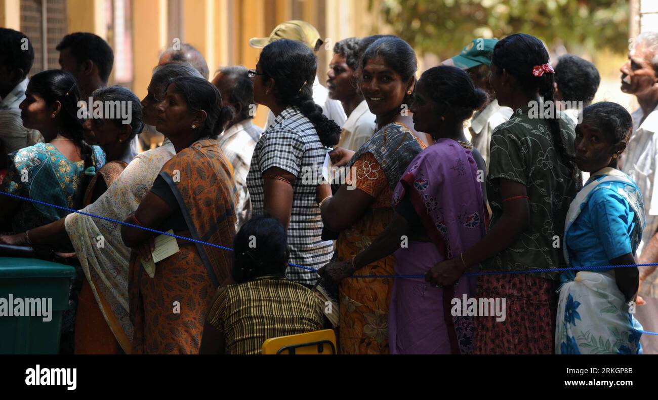 Bildnummer: 55611208  Datum: 23.07.2011  Copyright: imago/Xinhua (110723) -- KILINOCHCHI (SRI LANKA), July 23, 2011 (Xinhua) -- Sri Lankan voters queue up at the polling booth in the northern town of Kilinochchi on July 23, 2011 to cast their ballots for the former war zone s first local polls. The election covers 65 administrative bodies, including 20 councils in the districts of Jaffna, Kilinochchi and Mullaittivu where fighting raged till early 2009. (Xinhua/K . Dinara) (zx) SRI LANKA-WAR ZONE-POLLING PUBLICATIONxNOTxINxCHN Gesellschaft Politik Wahl Kommunalwahl Wahllokal Andrang Stimmabgab Stock Photo