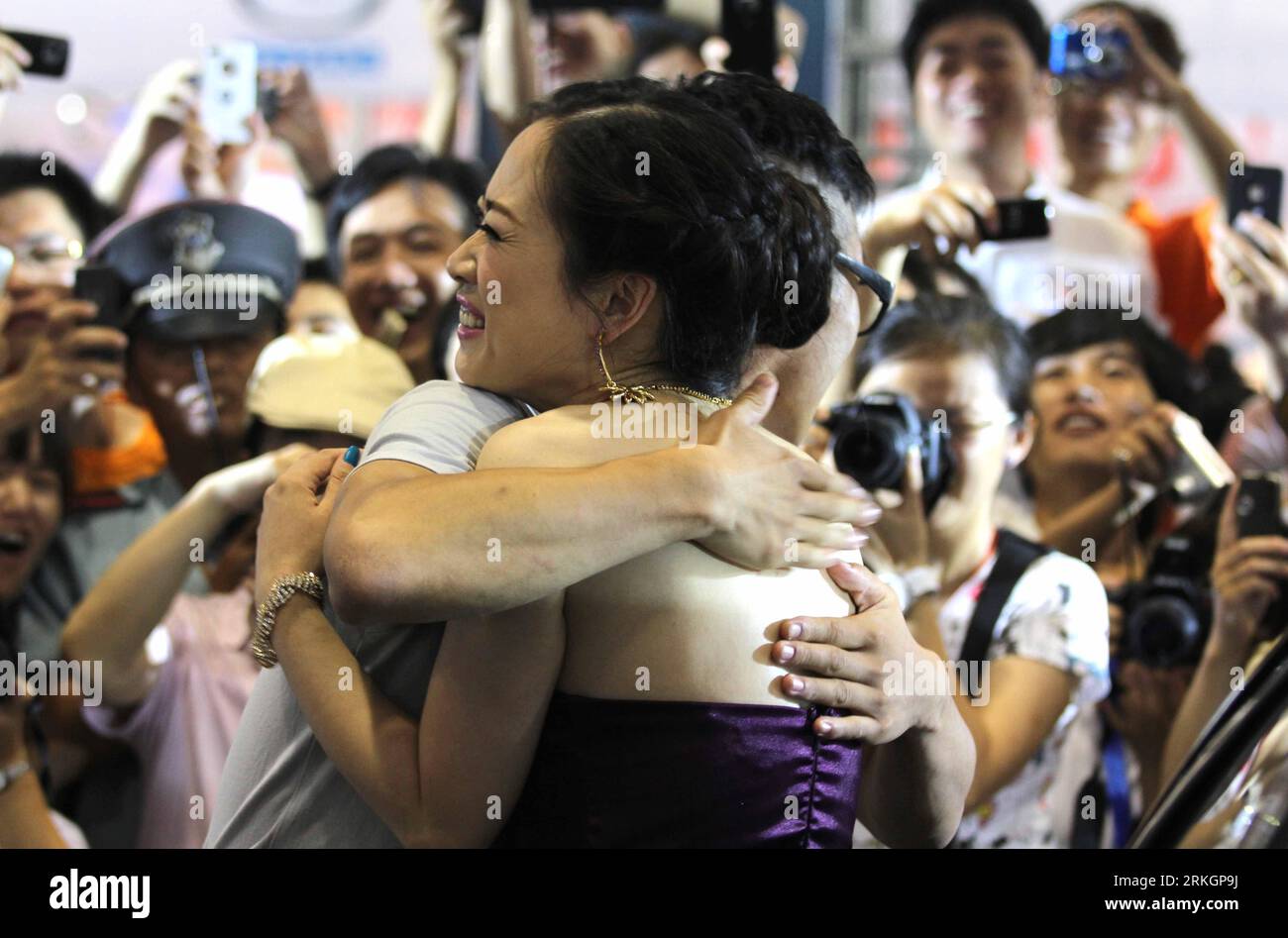 Bildnummer: 55611242  Datum: 23.07.2011  Copyright: imago/Xinhua (110723) -- NANTONG, July 23, 2011 (Xinhua) -- Internet-born star Furong Jiejie (R), or Sister Furong , receives a hug from a fan during an auto show as it opens in Nantong, east China s Jiangsu Province, July 23, 2011. (Xinhua/Huang Zhe) (ljh) #CHINA-JIANGSU-NANTONG-AUTO SHOW-SISTER FURONG (CN) PUBLICATIONxNOTxINxCHN People Entertainment Wirtschaft Messe Automesse xns x0x 2011 quer     Bildnummer 55611242 Date 23 07 2011 Copyright Imago XINHUA  Nantong July 23 2011 XINHUA Internet Born Star Furong  r or Sister Furong receives a Stock Photo