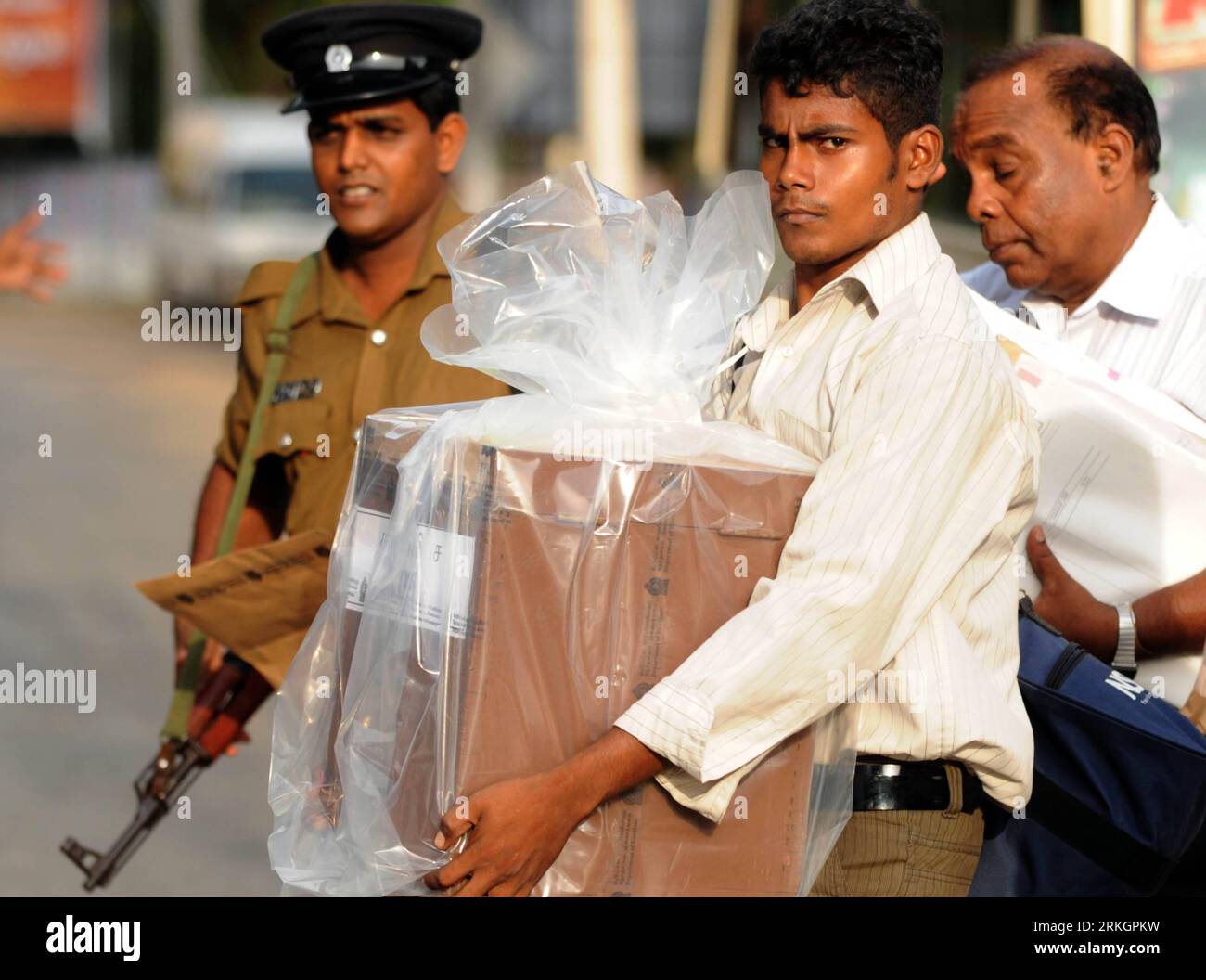 Bildnummer: 55611598  Datum: 23.07.2011  Copyright: imago/Xinhua (110723) -- JAFFNA (SRI LANKA), July 23, 2011 (Xinhua) -- A Sri Lankan election official carries a ballot box to be transferred to a main counting center in Jaffna on July 23, 2011. Saturday s polls for 65 administrative bodies, including 20 in the districts of Jaffna, Kilinochchi and Mullaittivu where fighting raged till early 2009, ended peacefully despite of fears that violence may break out. (Xinhua/Gayan Sameera)(zx) SRI LANKA-WAR ZONE-POLLING PUBLICATIONxNOTxINxCHN Gesellschaft Politik Wahl Kommunalwahl Auszählung Wahlurne Stock Photo