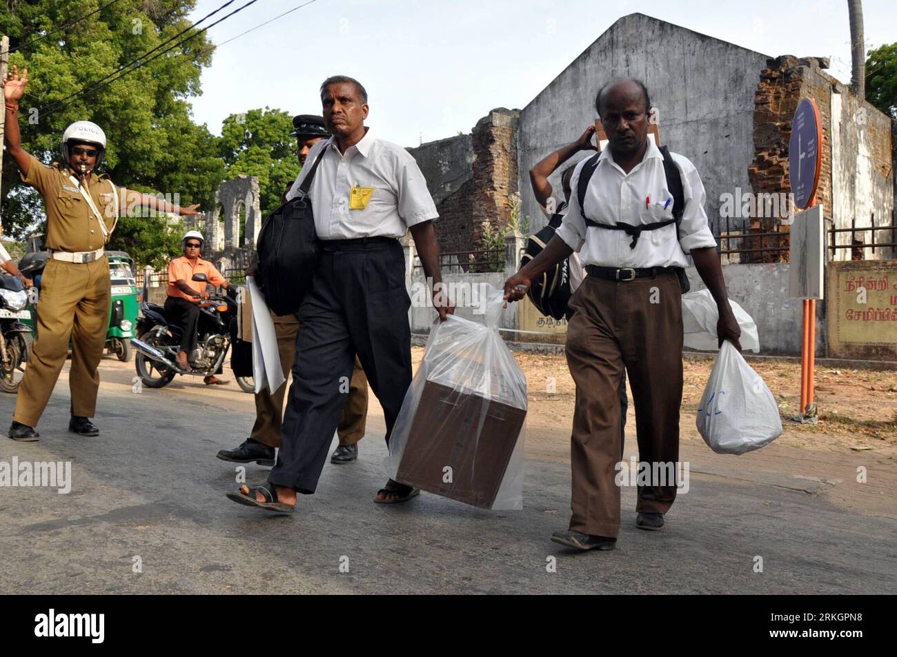 Bildnummer: 55611597  Datum: 23.07.2011  Copyright: imago/Xinhua (110723) -- JAFFNA (SRI LANKA), July 23, 2011 (Xinhua) -- Sri Lankan election officials carry ballot boxes to be transferred to a main counting center in Jaffna on July 23, 2011. Saturday s polls for 65 administrative bodies, including 20 in the districts of Jaffna, Kilinochchi and Mullaittivu where fighting raged till early 2009, ended peacefully despite of fears that violence may break out. (Xinhua/Gayan Sameera)(zx) SRI LANKA-WAR ZONE-POLLING PUBLICATIONxNOTxINxCHN Gesellschaft Politik Wahl Kommunalwahl Auszählung Wahlurne pre Stock Photo