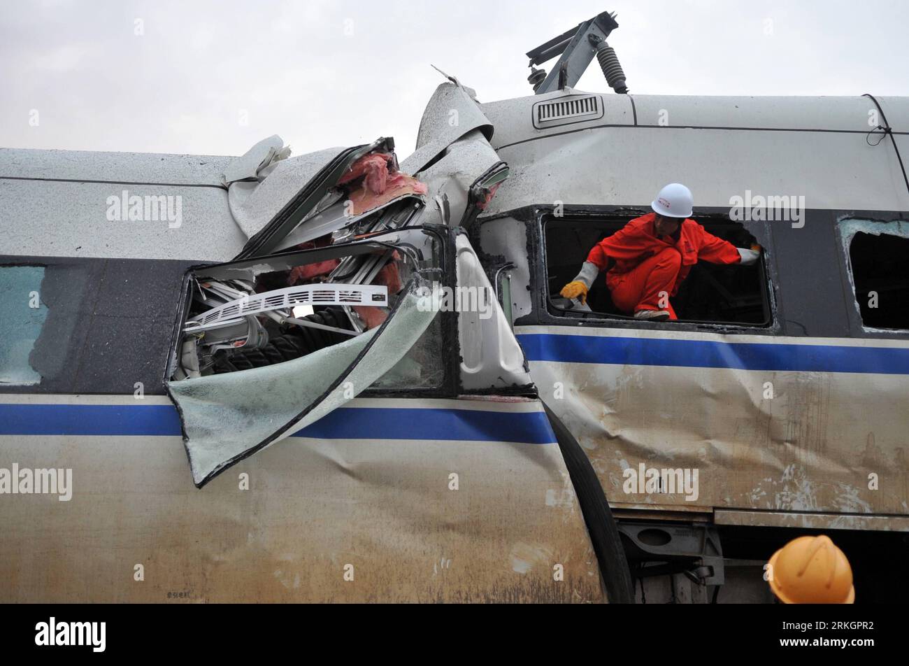 Bildnummer: 55611627 Datum: 24.07.2011 Copyright: imago/Xinhua (110724) --  WENZHOU, July 24, 2011 (Xinhua) -- Rescuers work on the train at the  accident scene in Wenzhou City of east China s Zhejiang Province,