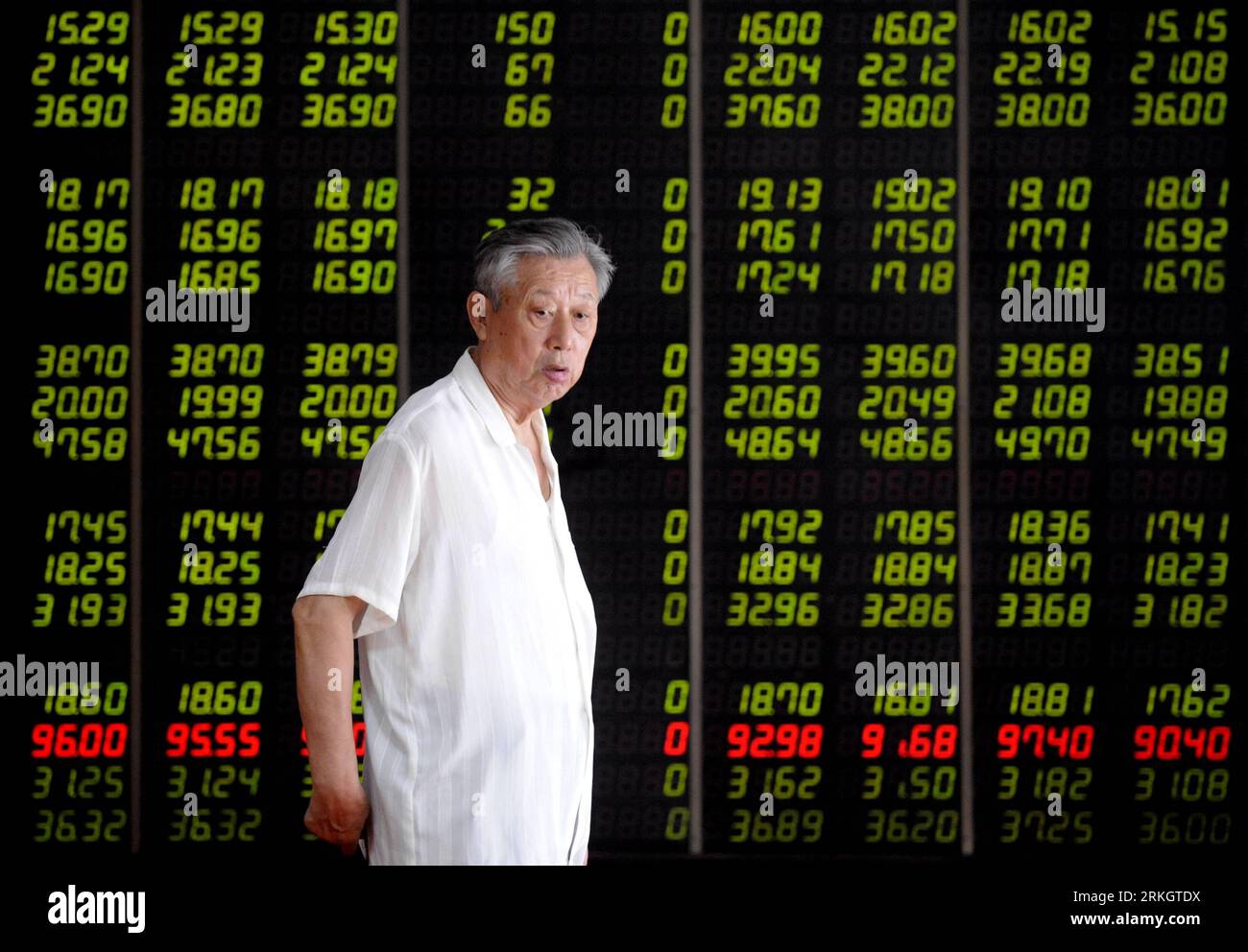 Bildnummer: 55616099  Datum: 25.07.2011  Copyright: imago/Xinhua (110725) -- SHENYANG, July 25, 2011 (Xinhua) -- An investor walks past an electronic panel in a stock exchange in Shenyang City, northeast China s Liaoning Province, July 25, 2011. Chinese shares tumbled on Monday, the first trading day following a deadly train collision in east China s Zhejiang Province, which left at least 39 dead and 192 others injured. The benchmark Shanghai Composite Index dropped 2.96 percent to close at 2,688.75. And the Shenzhen Component Index lost 3.13 percent to finish at 11,966.24. (Xinhua/Zhang Wenku Stock Photo