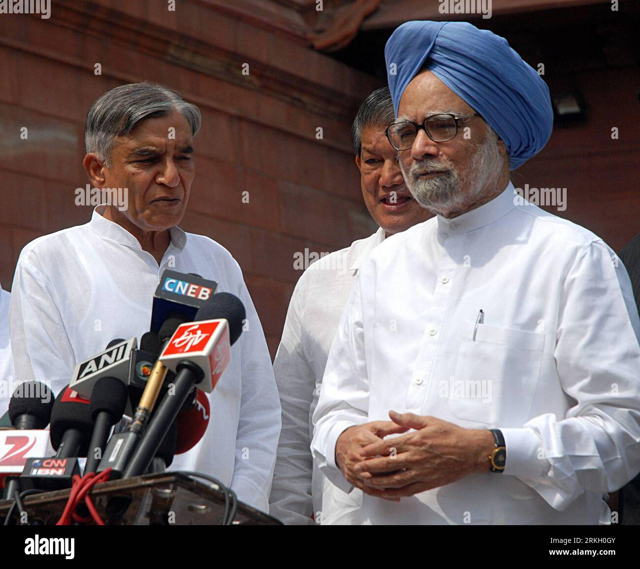 Bildnummer: 55672412  Datum: 01.08.2011  Copyright: imago/Xinhua (110801) -- NEW DELHI, Aug. 1, 2011 (Xinhua) -- Indian Prime Minister Manmohan Singh (1st R) talks to the media on his arrival at the first day of monsoon session of Parliament, in New Delhi, India, Aug. 1, 2011. Manmohan Singh Monday appealed to opposition parties to come together and tackle problems facing the country. (Xinhua/Partha Sarkar)(axy) INDIA-NEW DELHI-MANMOHAN SINGH PUBLICATIONxNOTxINxCHN People Politik xdp x0x premiumd 2011 quadrat     Bildnummer 55672412 Date 01 08 2011 Copyright Imago XINHUA  New Delhi Aug 1 2011 Stock Photo