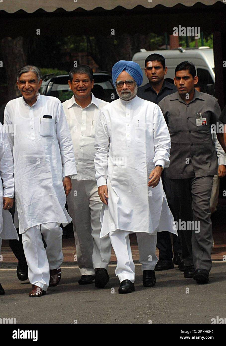 Bildnummer: 55672411  Datum: 01.08.2011  Copyright: imago/Xinhua (110801) -- NEW DELHI, Aug. 1, 2011 (Xinhua) -- Indian Prime Minister Manmohan Singh (2nd R front) with other ministers arrive at the first day of monsoon session of Parliament, in New Delhi, India, Aug. 1, 2011. Manmohan Singh Monday appealed to opposition parties to come together and tackle problems facing the country. (Xinhua/Partha Sarkar)(axy) INDIA-NEW DELHI-MANMOHAN SINGH PUBLICATIONxNOTxINxCHN People Politik xdp x0x premiumd 2011 hoch     Bildnummer 55672411 Date 01 08 2011 Copyright Imago XINHUA  New Delhi Aug 1 2011 XIN Stock Photo