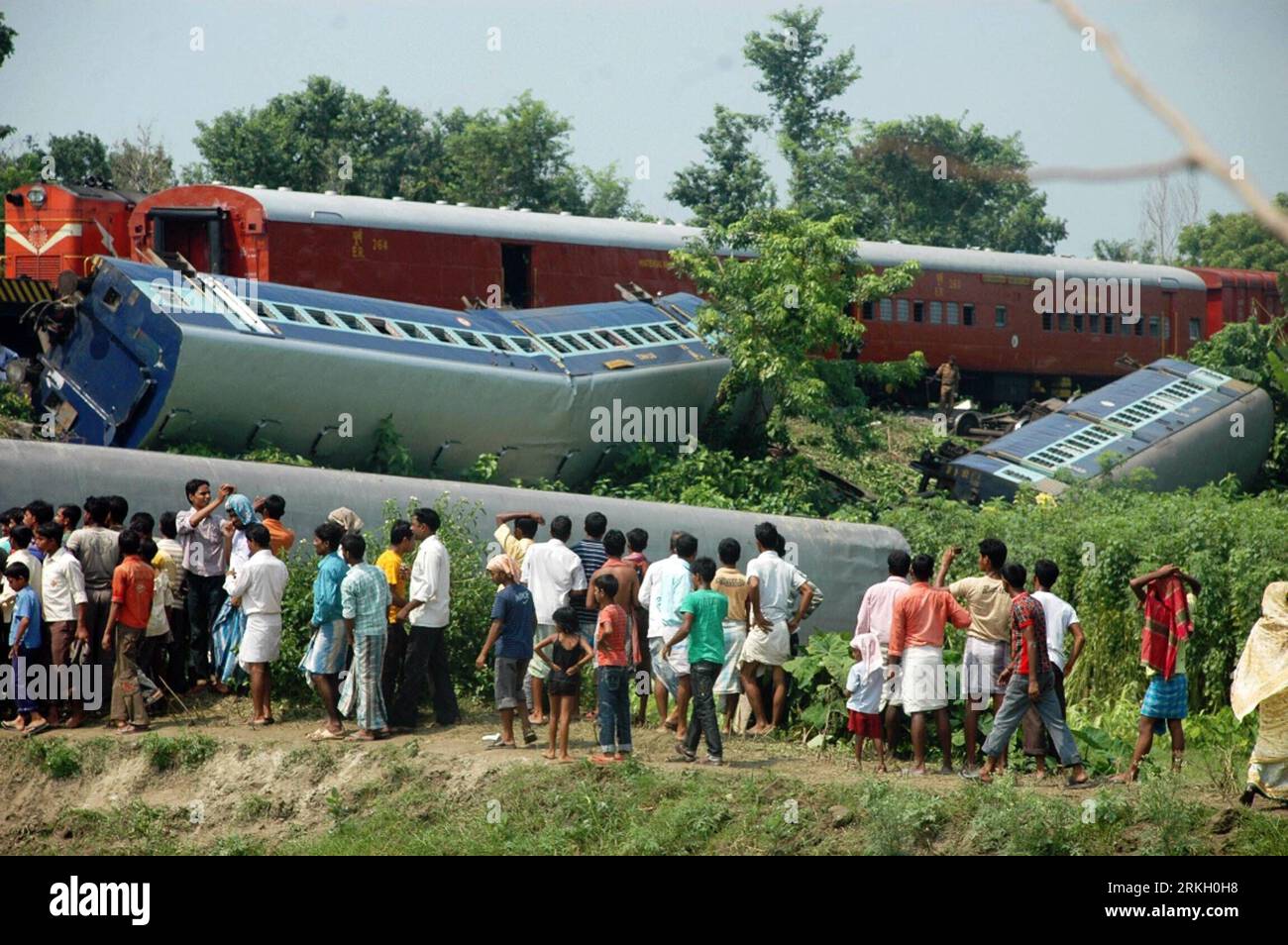 Bildnummer: 55672401  Datum: 31.07.2011  Copyright: imago/Xinhua (110801) -- CALCUTTA, Aug. 1, 2011 (Xinhua) -- Indian Bystanders watch as rescue workers attend to the scene of a train crash at Jamirghata, some 350km away from Calcutta, capital of eastern Indian state West Bengal on July, 31, 2011. The death toll in the train collision Sunday evening in the eastern Indian state West Bengal has risen to three while 50 others were injured, said railway officials on Monday. (Xinhua Photo/Tumpa Mondal)(axy) INDIA-WEST BENGAL-TRAIN CRASH PUBLICATIONxNOTxINxCHN Gesellschaft Zugunglück Unglück Unfall Stock Photo
