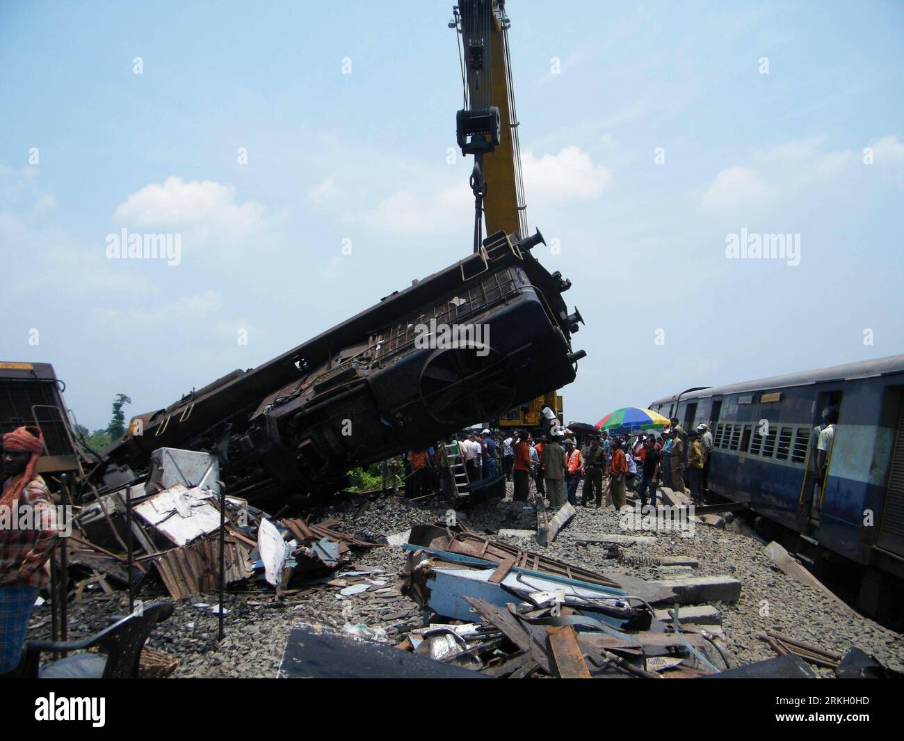 Bildnummer: 55672403  Datum: 31.07.2011  Copyright: imago/Xinhua (110801) -- CALCUTTA, Aug. 1, 2011 (Xinhua) -- Cranes lift carriages to clear the railway track at the scene of a train crash near Jamirghata station at Malda district of West Bengal, India on July, 31, 2011. The death toll in the train collision Sunday evening in the eastern Indian state West Bengal has risen to three while 50 others were injured, said railway officials on Monday. (Xinhua Photo/Stringer)(axy) INDIA-WEST BENGAL-TRAIN CRASH PUBLICATIONxNOTxINxCHN Gesellschaft Zugunglück Unglück Unfall Kran xdp premiumd 2011 quer Stock Photo