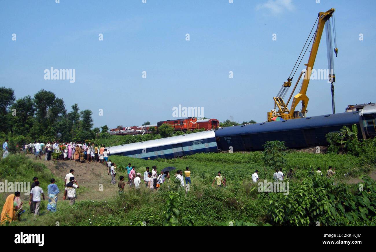 Bildnummer: 55672405  Datum: 31.07.2011  Copyright: imago/Xinhua (110801) -- CALCUTTA, Aug. 1, 2011 (Xinhua) -- A crane lifts carriages to clear the railway track at the scene of a train crash near Jamirghata station at Malda district of West Bengal, India on July, 31, 2011. The death toll in the train collision Sunday evening in the eastern Indian state West Bengal has risen to three while 50 others were injured, said railway officials on Monday. (Xinhua Photo/Stringer)(axy) INDIA-WEST BENGAL-TRAIN CRASH PUBLICATIONxNOTxINxCHN Gesellschaft Zugunglück Unglück Unfall Kran xdp premiumd 2011 quer Stock Photo
