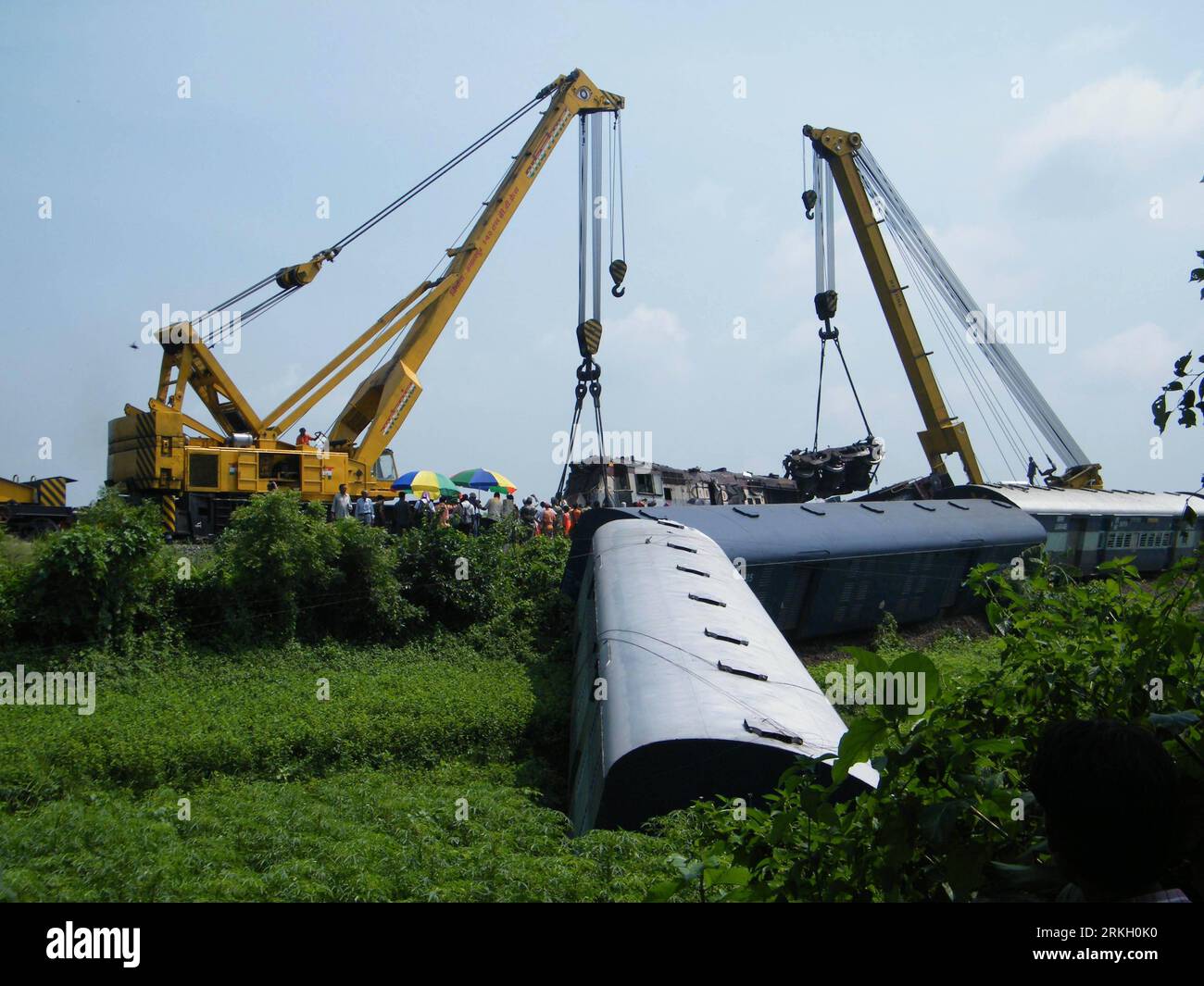 Bildnummer: 55672398  Datum: 31.07.2011  Copyright: imago/Xinhua (110801) -- CALCUTTA, Aug. 1, 2011 (Xinhua) -- Cranes lift carriages to clear the railway track at the scene of a train crash near Jamirghata station at Malda district of West Bengal, India on July, 31, 2011. The death toll in the train collision Sunday evening in the eastern Indian state West Bengal has risen to three while 50 others were injured, said railway officials on Monday. (Xinhua Photo/Stringer)(axy) INDIA-WEST BENGAL-TRAIN CRASH PUBLICATIONxNOTxINxCHN Gesellschaft Zugunglück Unglück Unfall Kran xdp premiumd 2011 quer o Stock Photo