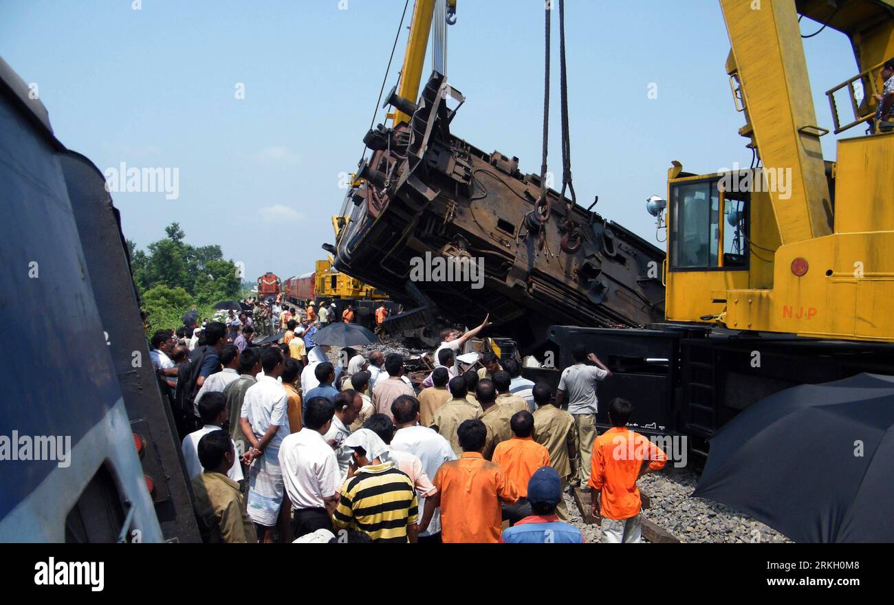 Bildnummer: 55672399  Datum: 31.07.2011  Copyright: imago/Xinhua (110801) -- CALCUTTA, Aug. 1, 2011 (Xinhua) -- Cranes lift carriages to clear the railway track at the scene of a train crash near Jamirghata station at Malda district of West Bengal, India on July, 31, 2011. The death toll in the train collision Sunday evening in the eastern Indian state West Bengal has risen to three while 50 others were injured, said railway officials on Monday. (Xinhua Photo/Stringer)(axy) INDIA-WEST BENGAL-TRAIN CRASH PUBLICATIONxNOTxINxCHN Gesellschaft Zugunglück Unglück Unfall Kran xdp premiumd 2011 quer Stock Photo