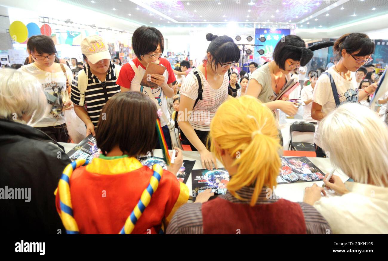 Bildnummer: 55674676  Datum: 02.08.2011  Copyright: imago/Xinhua (110802) -- NANJING, Aug. 2, 2011 (Xinhua) -- Visitors (back) take part in a book signing at a cartoon and animation carnival in Nanjing, capital of east China s Jiangsu Province, Aug. 2, 2011. The 2011 Nanjing International ACGST Carnival kicked off here on Tuesday. A series of related activities such as cosplay performance and sales of the ACG derivative products will be held during the three-day carnival. (Xinhua) (xzj) CHINA-NANJING-CARTOON AND ANIMATION-CARNIVAL (CN) PUBLICATIONxNOTxINxCHN Gesellschaft Messe Computerspiel Sp Stock Photo