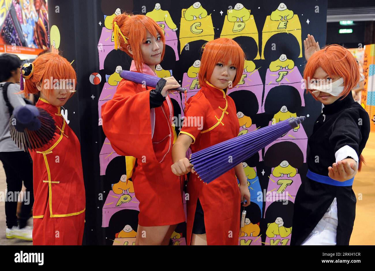Bildnummer: 55675143  Datum: 02.08.2011  Copyright: imago/Xinhua (110802) -- HONG KONG, Aug. 2, 2011 (Xinhua) -- Anime fans dress themselves as their favourite animation characters at the Hong Kong Convention and Exhibition Centre in south China s Hong Kong, Aug. 2, 2011. The 13th Ani-Com & Games Hong Kong closed here Tuesday. Nearly 700,000 fans and industry insiders from across the globe visited the five-day animation festival. (Xinhua/Chen Xiaowei) (hy) (ljh) CHINA-HONG KONG-ANIMATION FESTIVAL (CN) PUBLICATIONxNOTxINxCHN Gesellschaft Messe Spielemesse Cartoonmesse Computerspiel Hongkong xtm Stock Photo