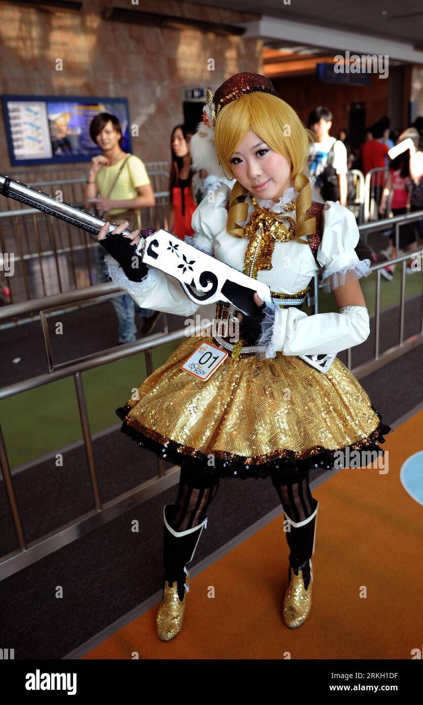 Bildnummer: 55675142  Datum: 02.08.2011  Copyright: imago/Xinhua (110802) -- HONG KONG, Aug. 2, 2011 (Xinhua) -- An anime fan dresses herself as their favourite animation characters at the Hong Kong Convention and Exhibition Centre in south China s Hong Kong, Aug. 2, 2011. The 13th Ani-Com & Games Hong Kong closed here Tuesday. Nearly 700,000 fans and industry insiders from across the globe visited the five-day animation festival. (Xinhua/Chen Xiaowei) (hy) (ljh) CHINA-HONG KONG-ANIMATION FESTIVAL (CN) PUBLICATIONxNOTxINxCHN Gesellschaft Messe Spielemesse Cartoonmesse Computerspiel Hongkong xt Stock Photo