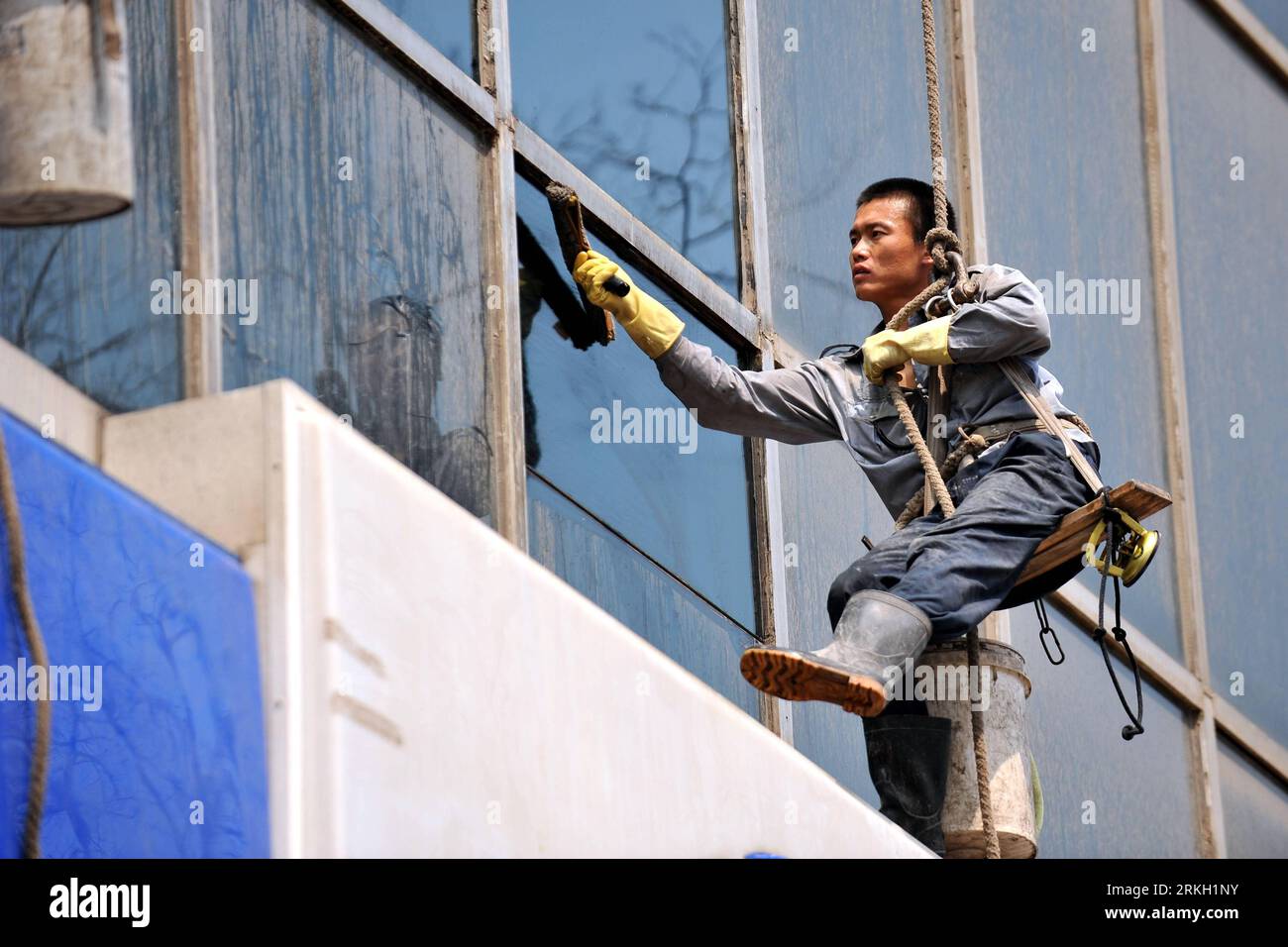 Spider-Man of Window Cleaners Comes to Tribeca