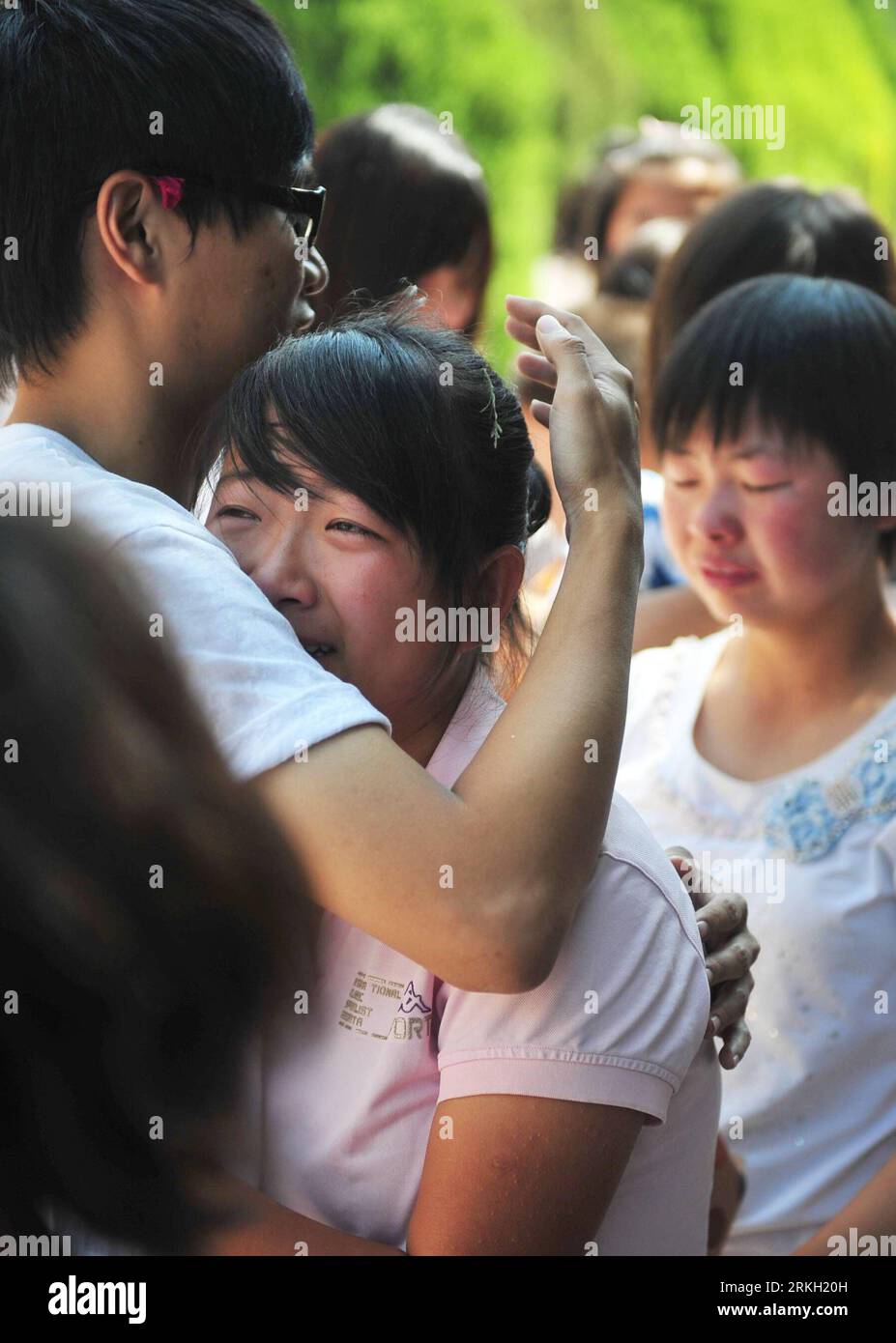 Bildnummer: 55676933  Datum: 03.08.2011  Copyright: imago/Xinhua (110803) -- LANZHOU, Aug. 3, 2011 (Xinhua) -- Yen Chieh Ching (1st L), a college student from Taiwan, hugs his student of No. 24 High School at the farewell ceremony of a summer school in Lanzhou, capital of northwest China s Gansu Province, Aug. 2, 2011. A group of 28 students and teachers from the Tsing Hua University, the Central University, the Chiao Tung University and the Yang-Ming University in Taiwan began their eleven-day teaching in the No. 24 High School in Lanzhou on July 23. These college students were here to help t Stock Photo