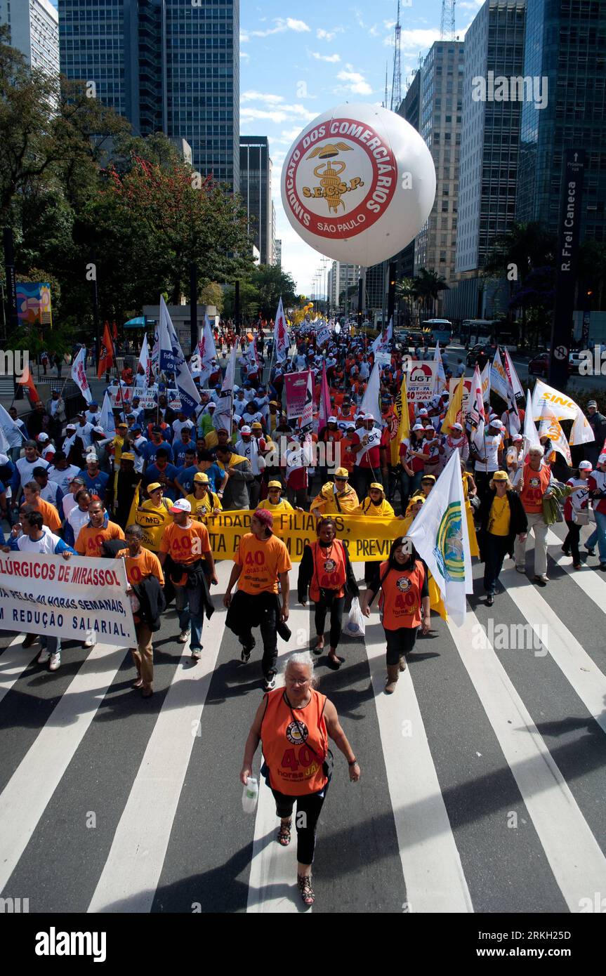 Bildnummer: 55677506  Datum: 03.08.2011  Copyright: imago/Xinhua SAO PAULO, Aug. 3, 2011 (Xinhua) -- Members of trade unions and social movements participate in a protest on Paulista Avenue, Sao Paulo, Brazil, on Aug. 3, 2011. The demonstration was against the hardening of interest rates in that country and the weakening of the domestic industry due to increased imports. (Xinhua/Daniela Souza/Agencia Estado) BRAZIL OUT BRAZIL-SAO PAULO-PROTEST PUBLICATIONxNOTxINxCHN Gesellschaft Politik Demo Protest Gewerkschaft premiumd xbs 2011 hoch o0 Ballon Totale    Bildnummer 55677506 Date 03 08 2011 Cop Stock Photo