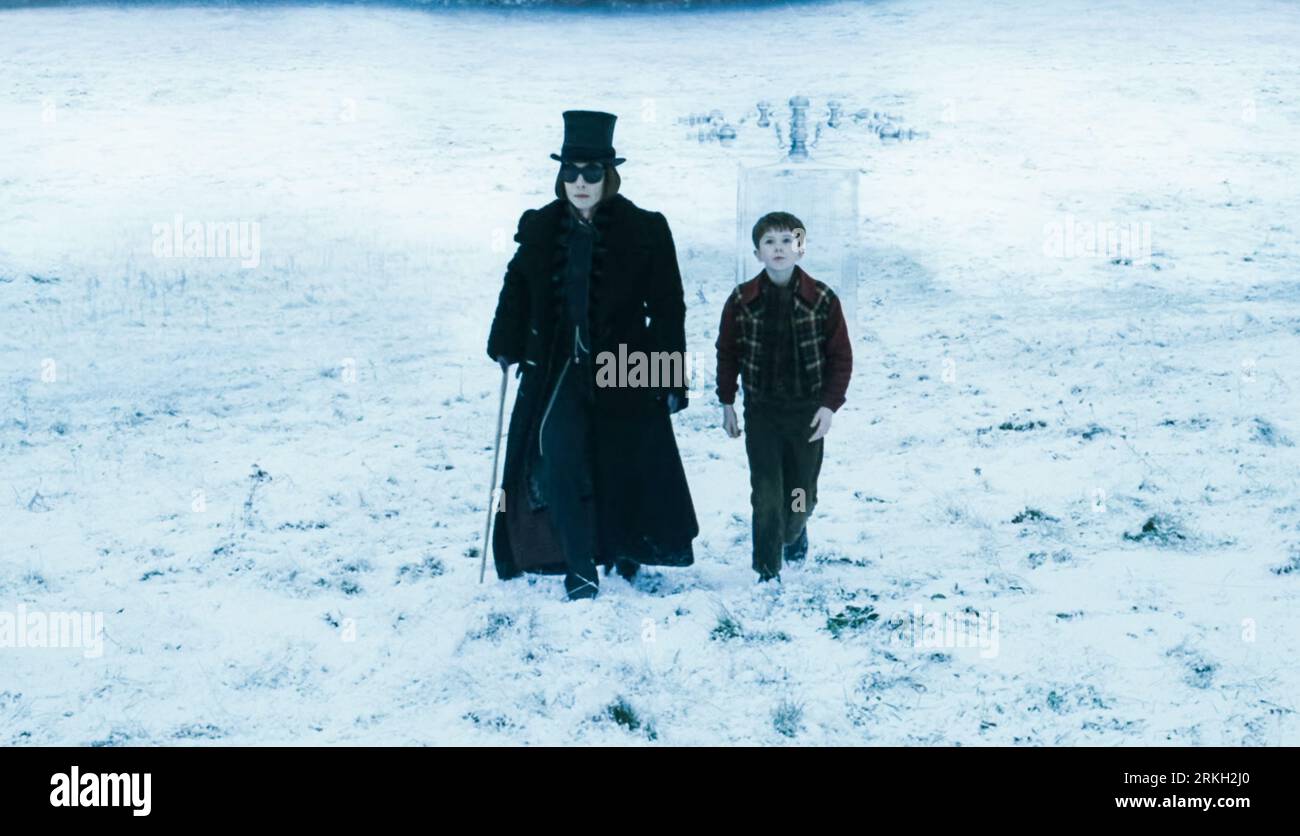 USA. Johnny Depp , Freddie Highmore in a scene from (C)Warner Bros film:  Charlie and the Chocolate Factory (2005) . Plot: A young boy wins a tour  through the most magnificent chocolate, image size:1300x836