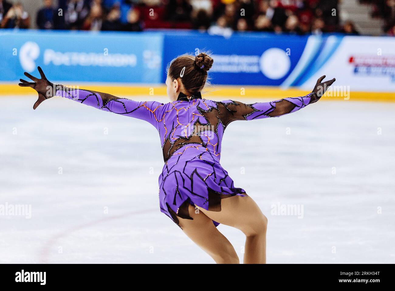 Ice skating girl dress Banque de photographies et d'images à haute  résolution - Alamy