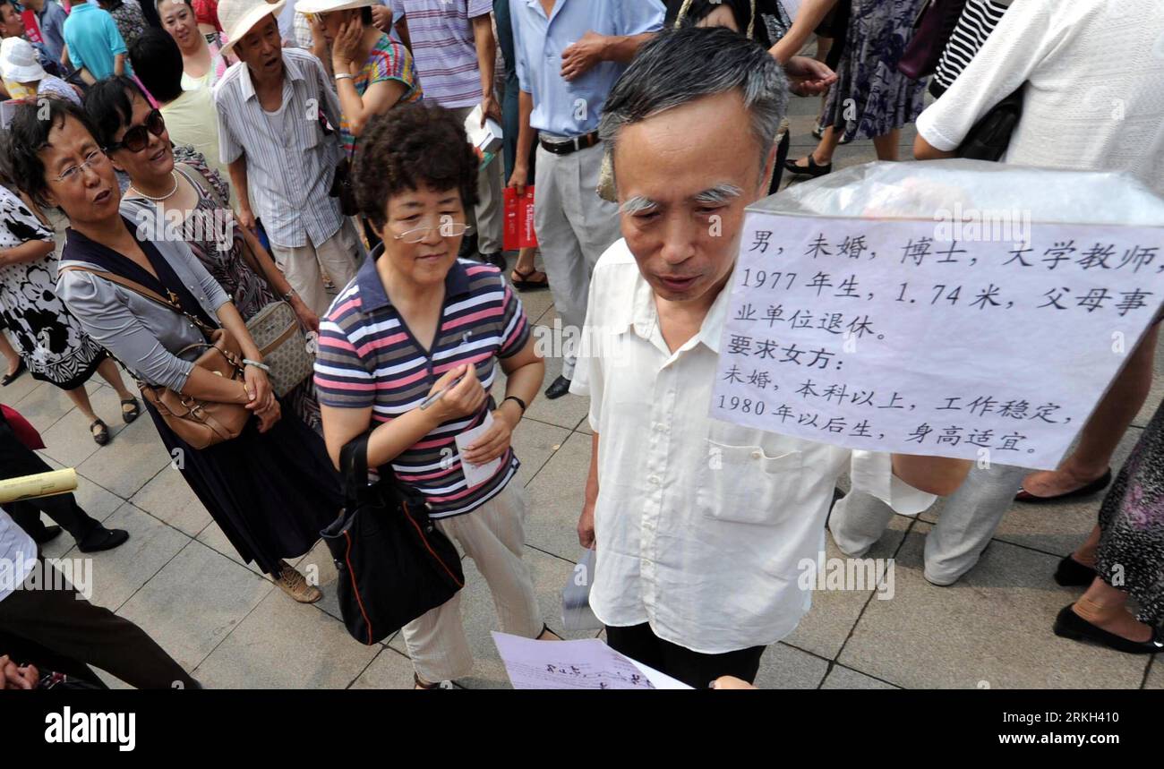 Bildnummer: 55682036  Datum: 06.08.2011  Copyright: imago/Xinhua (110806) -- HARBIN, Aug. 6, 2011 (Xinhua) -- An old man helps his son to look for prospective mate at a matchmaking party in a park in Harbin, capital of northeast China s Heilongjiang Province, Aug. 6, 2011. The party was held purposely on the Qixi Festival, or Chinese Valentine s Day, which falls on Aug. 6 this year. (Xinhua/Wang Song) (ry) CHINA-HARBIN-CHINESE VALENTINE S DAY (CN) PUBLICATIONxNOTxINxCHN Gesellschaft Partnerbörse Singlebörse Single Partnersuche Partnervermittlung Kontaktbörse xbs 2011 quer o0 Suchen Eltern Vate Stock Photo