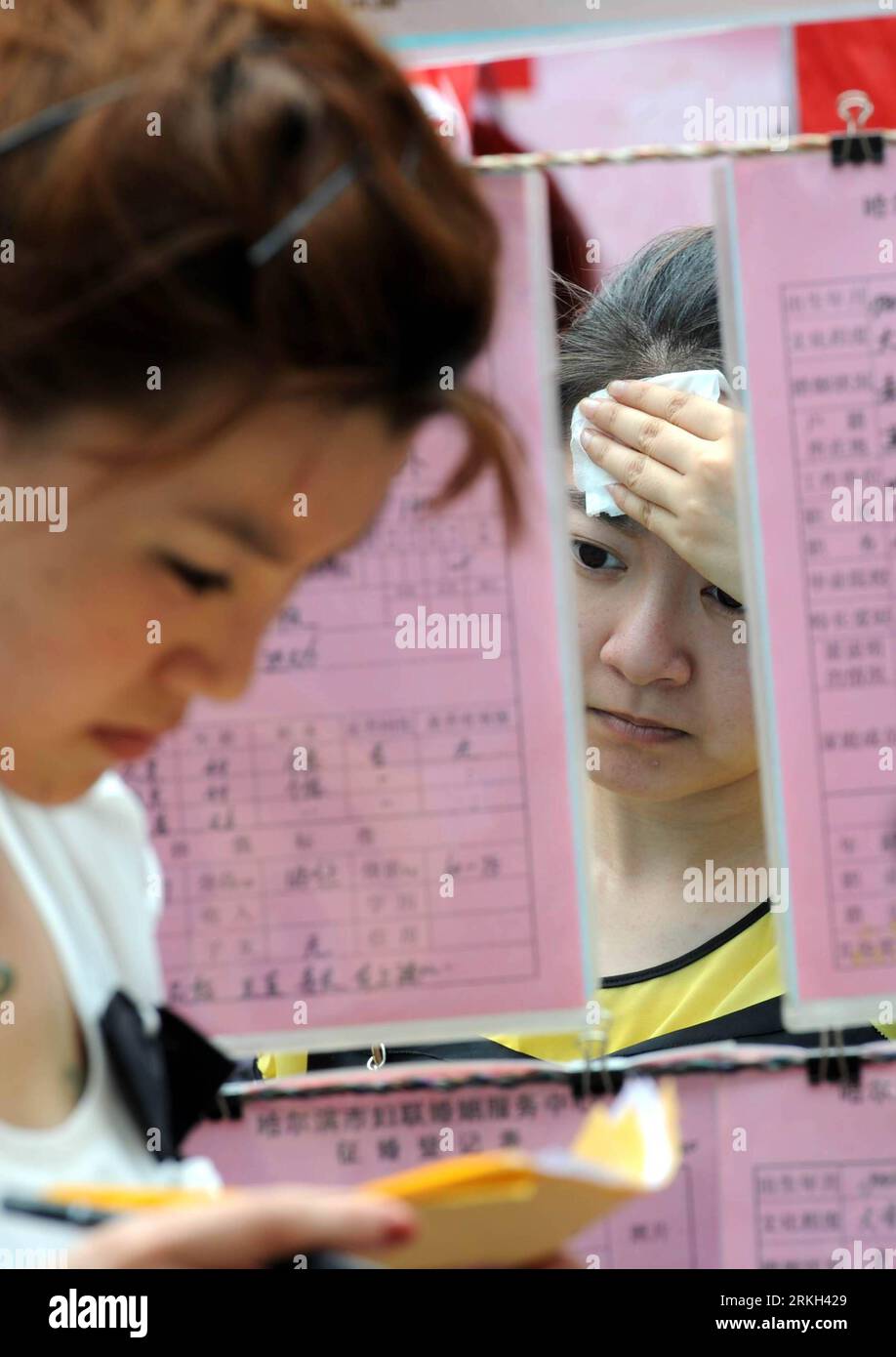 Bildnummer: 55682035  Datum: 06.08.2011  Copyright: imago/Xinhua (110806) -- HARBIN, Aug. 6, 2011 (Xinhua) -- A young woman reads information on male participants personal details to look for prospective mate in a park in Harbin, capital of northeast China s Heilongjiang Province, Aug. 6, 2011. A large-scale matchmaking party was held purposely on the Qixi Festival, or Chinese Valentine s Day, which falls on Aug. 6 this year. (Xinhua/Wang Song) (ry) CHINA-HARBIN-CHINESE VALENTINE S DAY (CN) PUBLICATIONxNOTxINxCHN Gesellschaft Partnerbörse Singlebörse Single Partnersuche Partnervermittlung Kont Stock Photo