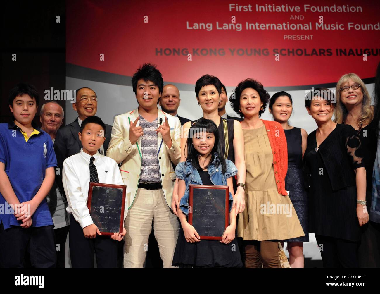 Bildnummer: 55682069  Datum: 06.08.2011  Copyright: imago/Xinhua (110806) -- HONG KONG, Aug. 06, 2011 (Xinhua) -- Chinese pianist Lang Lang (3rd L, Front) poses for photo with Kate Xintong Lee ( 4th L, Front) and Jonathan Jun Yang (2nd L, Front), two Hong Kong winners of this year s Young Scholars Program, in Hong Kong, south China, Aug. 6, 2011. Lang Lang announced the Hong Kong winners of this year s Young Scholars Program here Saturday. The Young Scholars Program is a signature initiative of the Lang Lang International Music Foundation, in which Lang Lang personally chooses and mentors tale Stock Photo