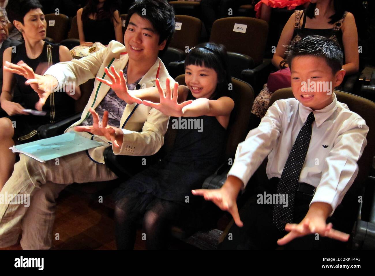 Bildnummer: 55682067  Datum: 06.08.2011  Copyright: imago/Xinhua (110806) -- HONG KONG, Aug. 06, 2011 (Xinhua) -- Chinese pianist Lang Lang (2nd L) poses for photo with Kate Xintong Lee (2nd R) and Jonathan Jun Yang (1st R), two Hong Kong winners of this year s Young Scholars Program, in Hong Kong, south China, Aug. 6, 2011. Lang Lang announced the Hong Kong winners of this year s Young Scholars Program here Saturday. The Young Scholars Program is a signature initiative of the Lang Lang International Music Foundation, in which Lang Lang personally chooses and mentors talented young pianists fr Stock Photo