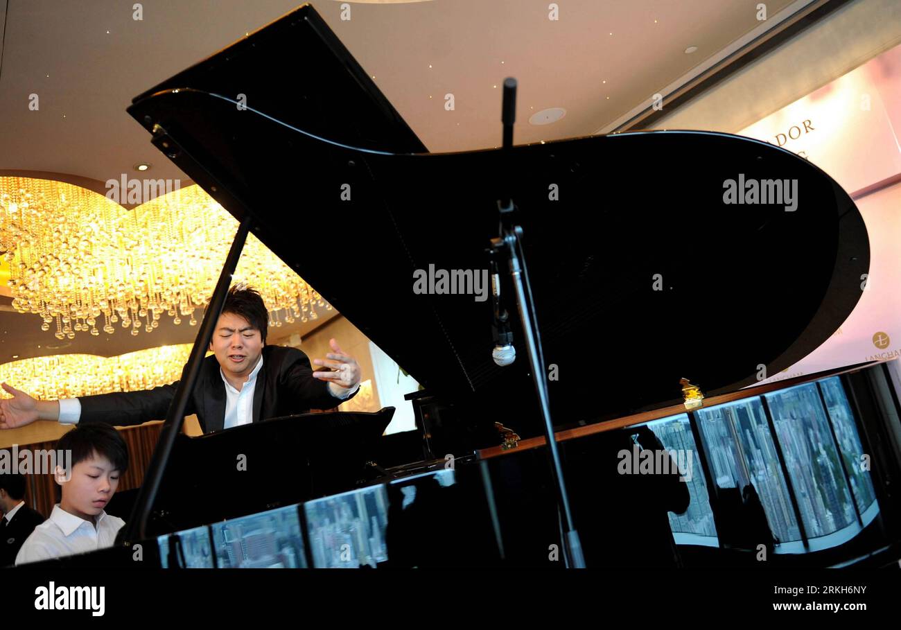 Bildnummer: 55689661  Datum: 10.08.2011  Copyright: imago/Xinhua (110810) -- HONG KONG, Aug. 10, 2011 (Xinhua) -- Chinese pianist Lang Lang (R) gives instruction to the young pianist Thomas Chan during a master class event in Hong Kong, south China, Aug. 10, 2011. Chan as well as other two children were received in the master class by the renowned pianist Lang Lang on Wednesday. (Xinhua/Chen Xiaowei) (hdt) CHINA-HONG KONG-LANG LANG-MASTERCLASS(CN) PUBLICATIONxNOTxINxCHN People Entertainment Kultur Musik Talent Talentförderung Meiseterklasse Kind xbs x0x premiumd 2011 quer     Bildnummer 556896 Stock Photo