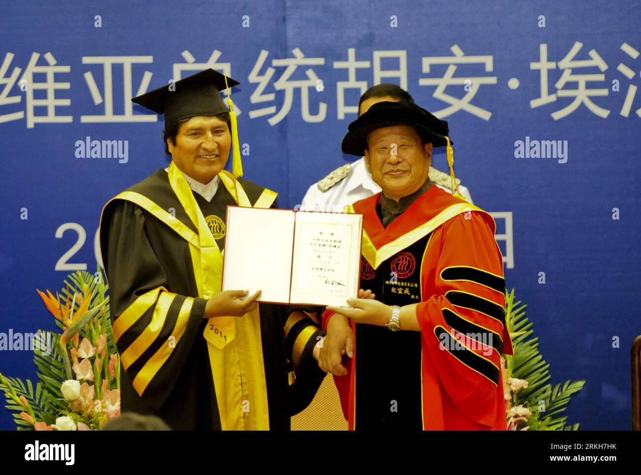 Bildnummer: 55702496  Datum: 11.08.2011  Copyright: imago/Xinhua (110811) -- BEIJING, Aug. 11, 2011 (Xinhua) -- Ji Baocheng (R), president of Renmin University of China (RUC), presents Honorary Doctorate Certificate to Bolivian President Juan Evo Morales Ayma in Beijing, capital of China, Aug. 11, 2011. Morales is the 11th recipient of the degree in RUC s history, according to the university. (Xinhua) (yby) #CHINA-BEIJING-BOLIVIAN PRESIDENT-HONORARY DOCTORATE (CN) PUBLICATIONxNOTxINxCHN People Politik Ehrung Ehrendoktorwürde Ehrendoktor Auszeichnung x0x xst premiumd Highlight 2011 quer Highlig Stock Photo