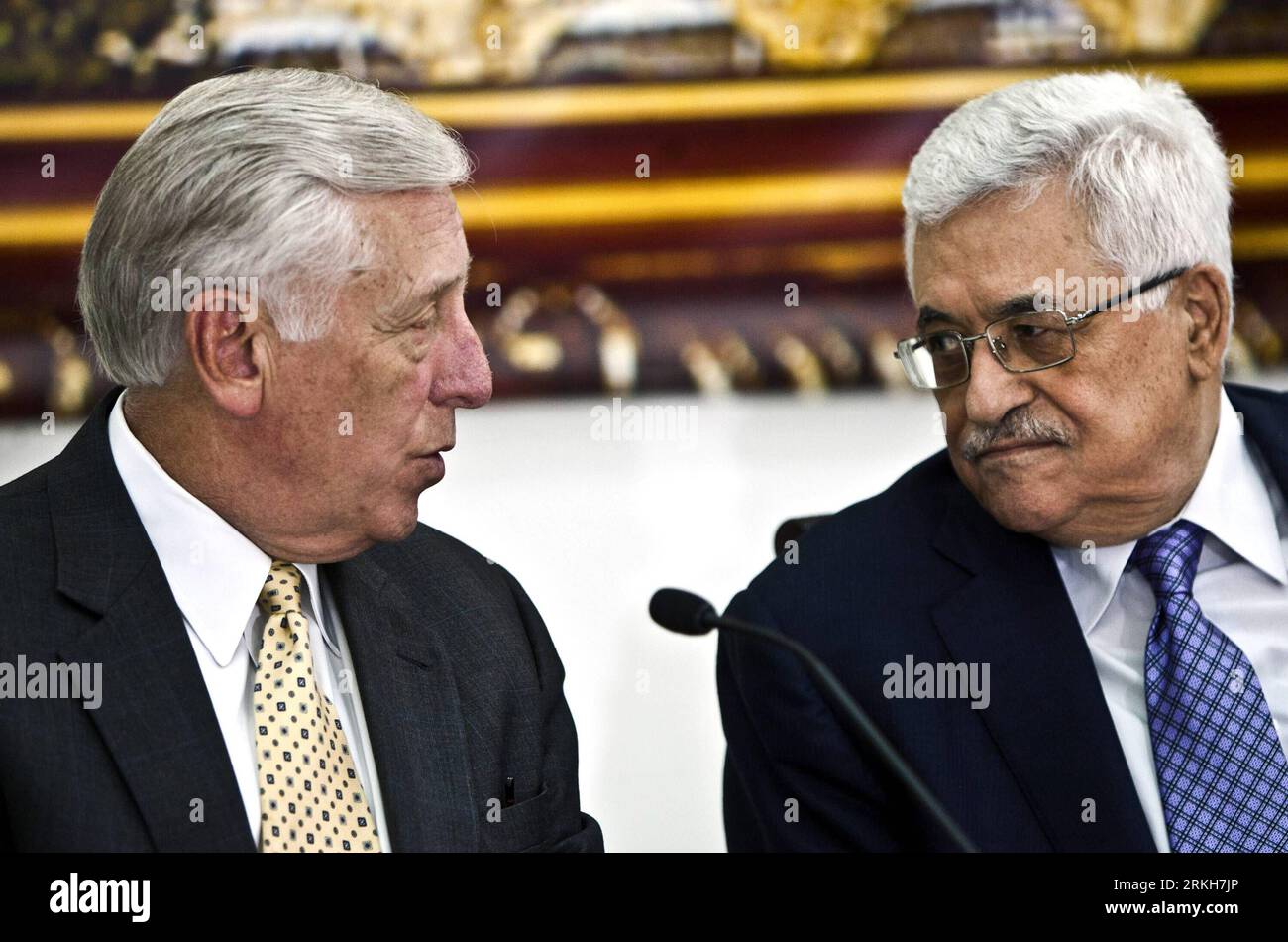 Bildnummer: 55702498  Datum: 11.08.2011  Copyright: imago/Xinhua (110811) -- RAMALLAH, Aug. 11, 2011 (Xinhua) -- Palestinian President Mahmoud Abbas (R) meets with U.S. Representative Steny Hamilton Hoyer (L) in the West Bank city of Ramallah, on Aug. 11, 2011.(Xinhua/Fadi Arouri)(wn) MIDEAST-WEST BANK-ABBAS-US-MEET PUBLICATIONxNOTxINxCHN People Politik x0x xst premiumd 2011 quer     Bildnummer 55702498 Date 11 08 2011 Copyright Imago XINHUA  Ramallah Aug 11 2011 XINHUA PALESTINIAN President Mahmoud Abbas r Meets With U S Representative Steny Hamilton Hoyer l in The WEST Bank City of Ramallah Stock Photo