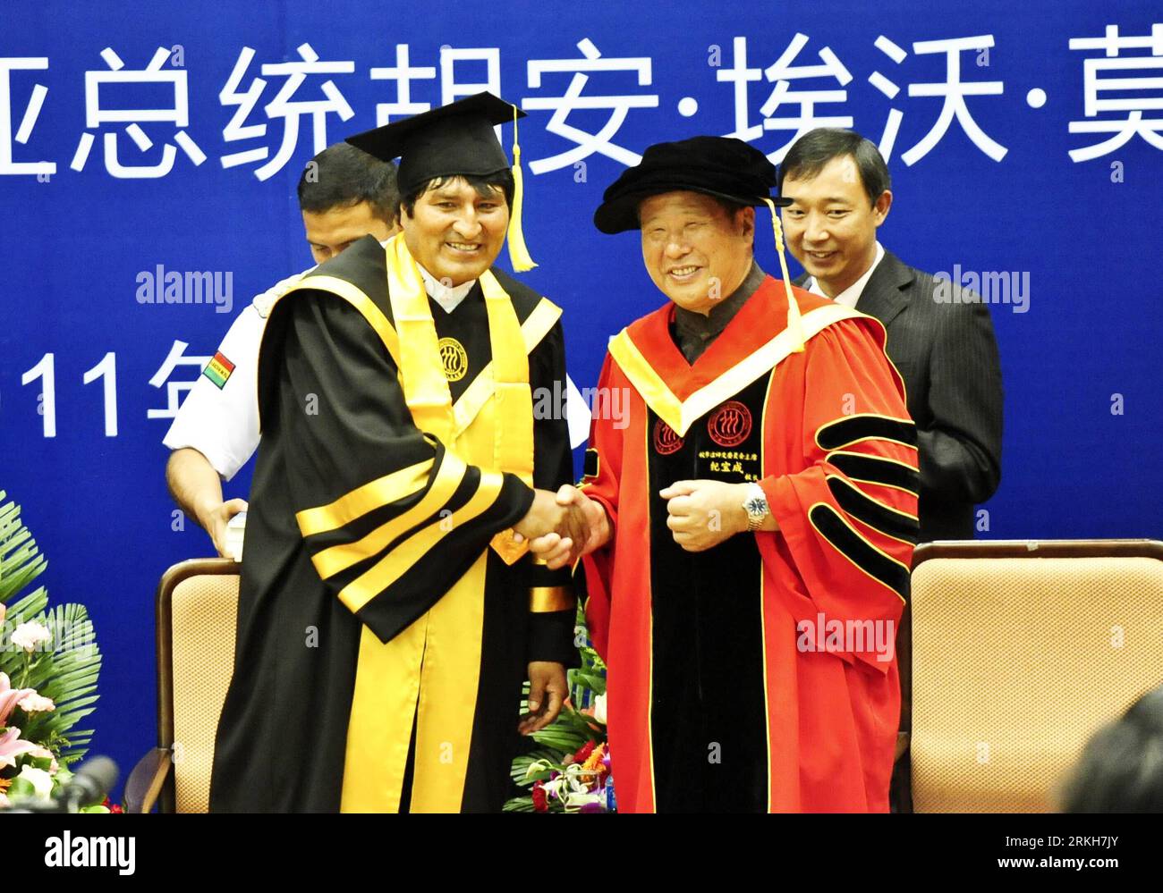 Bildnummer: 55702497  Datum: 11.08.2011  Copyright: imago/Xinhua (110811) -- BEIJING, Aug. 11, 2011 (Xinhua) -- Ji Baocheng (R), president of Renmin University of China (RUC), presents Honorary Doctorate Certificate to Bolivian President Juan Evo Morales Ayma in Beijing, capital of China, Aug. 11, 2011. Morales is the 11th recipient of the degree in RUC s history, according to the university. (Xinhua) (yby) #CHINA-BEIJING-BOLIVIAN PRESIDENT-HONORARY DOCTORATE (CN) PUBLICATIONxNOTxINxCHN People Politik Ehrung Ehrendoktorwürde Ehrendoktor Auszeichnung x0x xst premiumd Highlight 2011 quer Highlig Stock Photo