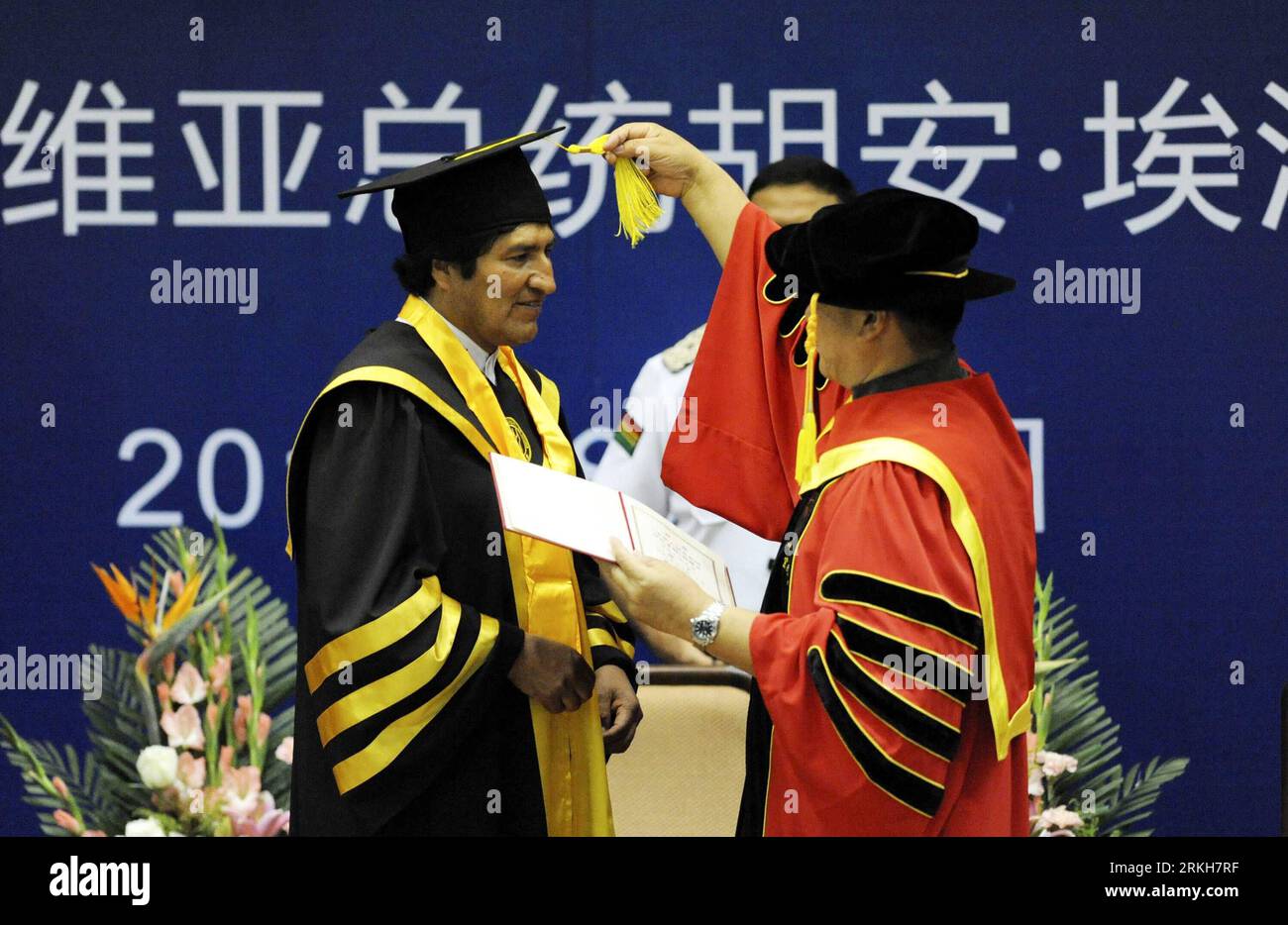 Bildnummer: 55702495  Datum: 11.08.2011  Copyright: imago/Xinhua (110811) -- BEIJING, Aug. 11, 2011 (Xinhua) -- Ji Baocheng (R), president of Renmin University of China (RUC), presents Honorary Doctorate Certificate to Bolivian President Juan Evo Morales Ayma in Beijing, capital of China, Aug. 11, 2011. Morales is the 11th recipient of the degree in RUC s history, according to the university. (Xinhua) (yby) #CHINA-BEIJING-BOLIVIAN PRESIDENT-HONORARY DOCTORATE (CN) PUBLICATIONxNOTxINxCHN People Politik Ehrung Ehrendoktorwürde Ehrendoktor Auszeichnung x0x xst premiumd Highlight 2011 quer Highlig Stock Photo