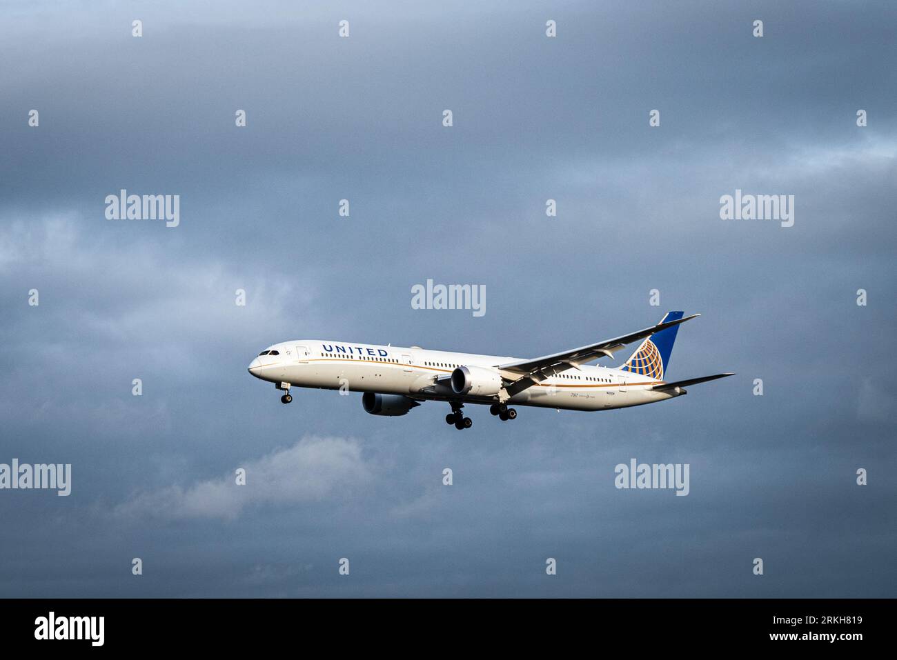 A Boing 787-9 Dreamliner approaching the airoport after a transatlantic ...