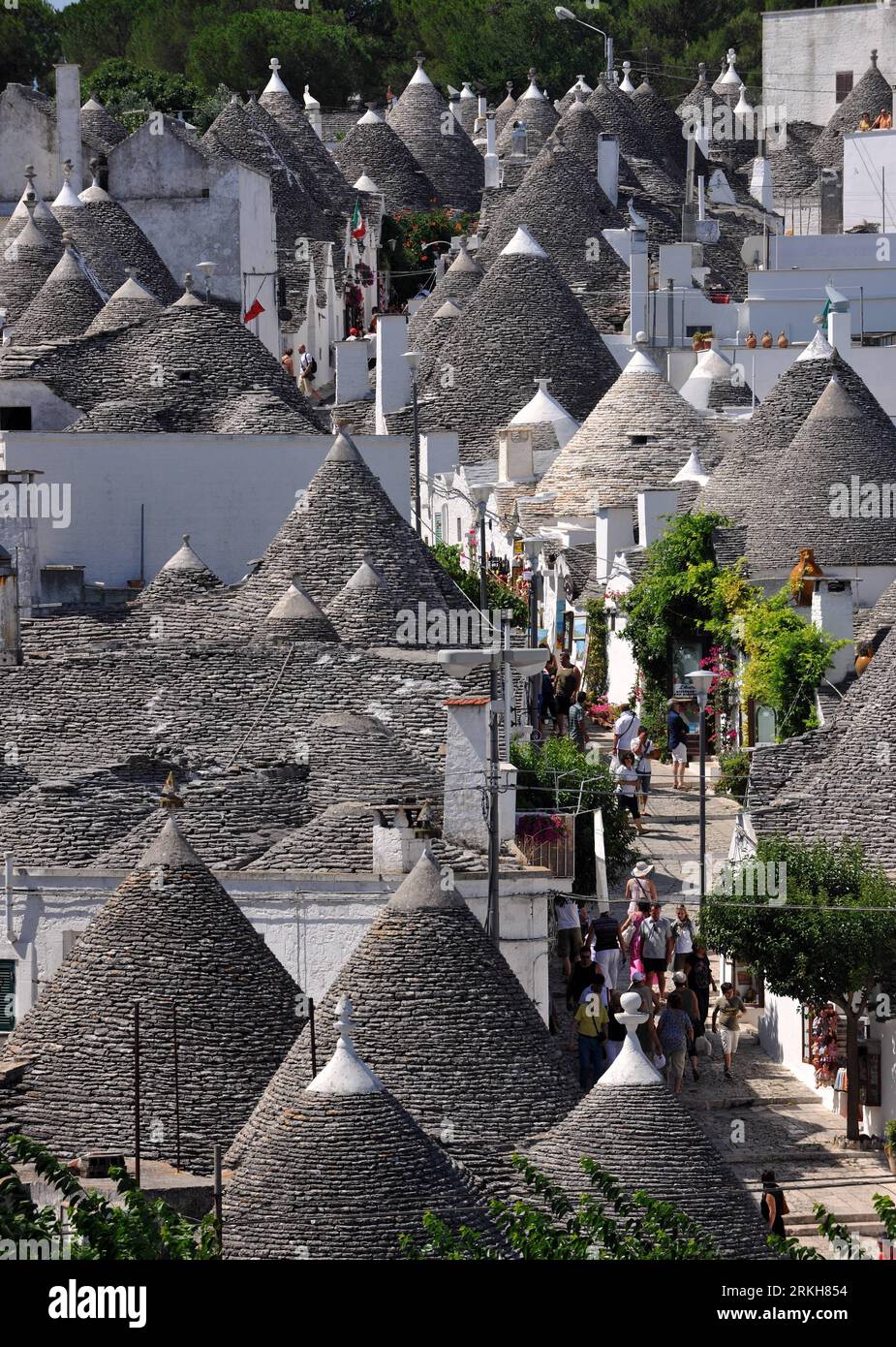 Bildnummer: 55711010  Datum: 10.08.2011  Copyright: imago/Xinhua (110812) -- ALBEROBELLO, Aug. 12, 2011 (Xinhua) -- Photo taken on Aug. 10, 2011 shows the Trulli in Alberobello, southern Italy. Alberobello, the city of drystone dwellings known as trulli, is an exceptional example of vernacular architecture. The trulli are made of roughly worked limestone boulders collected from neighbouring fields. Characteristically, they feature pyramidal, domed or conical roofs built up of corbelled limestone slabs. UNESCO inscribed the Trulli of Alberobello in the World Heritage List in 1996. (Xinhua/Wang Stock Photo
