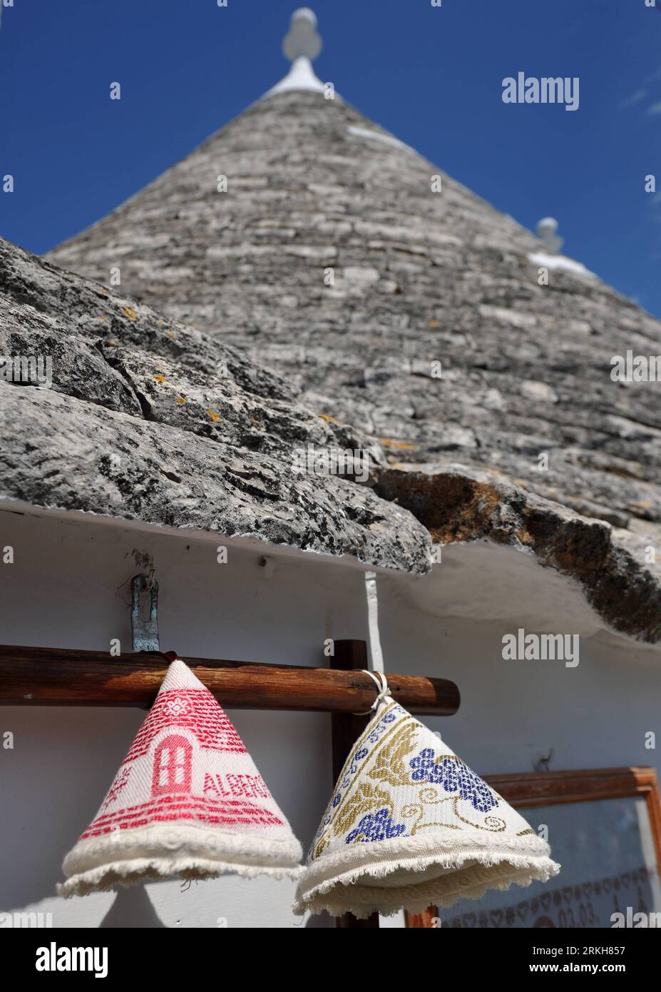 Bildnummer: 55711008  Datum: 10.08.2011  Copyright: imago/Xinhua (110812) -- ALBEROBELLO, Aug. 12, 2011 (Xinhua) -- Photo taken on Aug. 10, 2011 shows souvenir hats under the roof of a Trulli in Alberobello, southern Italy. Alberobello, the city of drystone dwellings known as trulli, is an exceptional example of vernacular architecture. The trulli are made of roughly worked limestone boulders collected from neighbouring fields. Characteristically, they feature pyramidal, domed or conical roofs built up of corbelled limestone slabs. UNESCO inscribed the Trulli of Alberobello in the World Herita Stock Photo