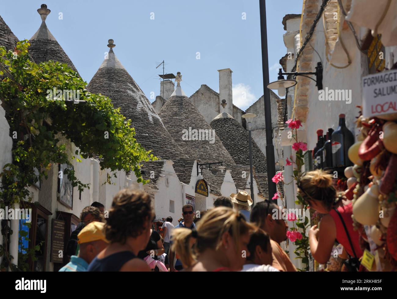 Bildnummer: 55711011  Datum: 10.08.2011  Copyright: imago/Xinhua (110812) -- ALBEROBELLO, Aug. 12, 2011 (Xinhua) -- Tourists visit the Trulli in Alberobello, southern Italy, Aug. 10, 2011. Alberobello, the city of drystone dwellings known as trulli, is an exceptional example of vernacular architecture. The trulli are made of roughly worked limestone boulders collected from neighbouring fields. Characteristically, they feature pyramidal, domed or conical roofs built up of corbelled limestone slabs. UNESCO inscribed the Trulli of Alberobello in the World Heritage List in 1996. (Xinhua/Wang Qingq Stock Photo