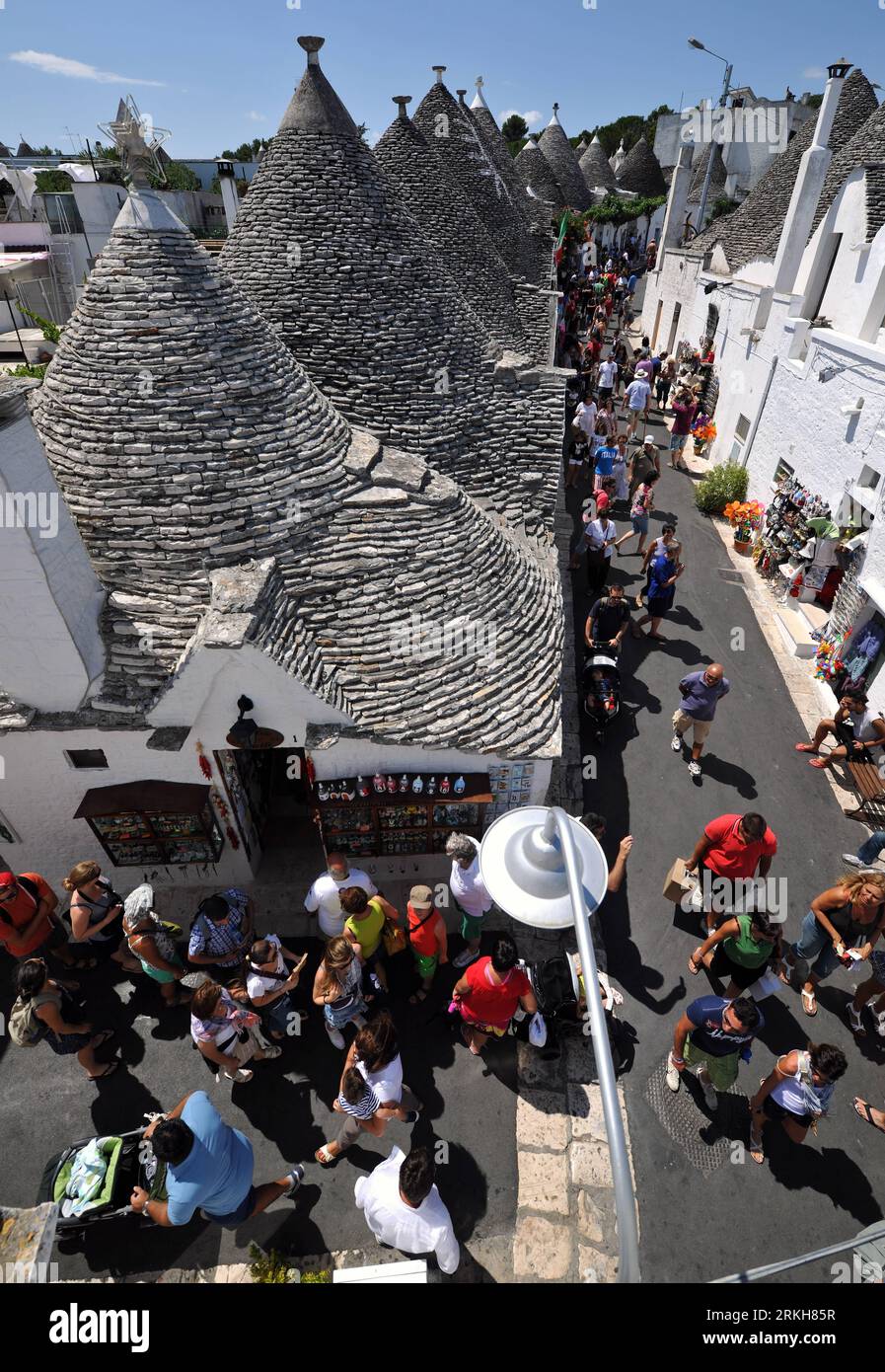 Bildnummer: 55711006  Datum: 10.08.2011  Copyright: imago/Xinhua (110812) -- ALBEROBELLO, Aug. 12, 2011 (Xinhua) -- Tourists visit the Trulli in Alberobello, southern Italy, Aug. 10, 2011. Alberobello, the city of drystone dwellings known as trulli, is an exceptional example of vernacular architecture. The trulli are made of roughly worked limestone boulders collected from neighbouring fields. Characteristically, they feature pyramidal, domed or conical roofs built up of corbelled limestone slabs. UNESCO inscribed the Trulli of Alberobello in the World Heritage List in 1996. (Xinhua/Wang Qingq Stock Photo