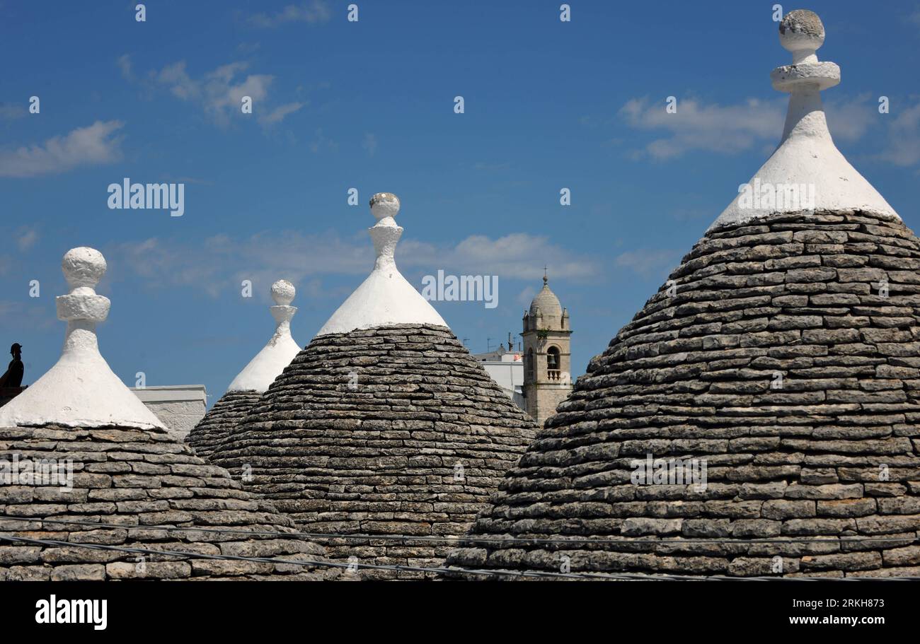 Bildnummer: 55711016  Datum: 10.08.2011  Copyright: imago/Xinhua (110812) -- ALBEROBELLO, Aug. 12, 2011 (Xinhua) -- Photo taken on Aug. 10, 2011 shows the roof of a church and Trulli in Alberobello, southern Italy. Alberobello, the city of drystone dwellings known as trulli, is an exceptional example of vernacular architecture. The trulli are made of roughly worked limestone boulders collected from neighbouring fields. Characteristically, they feature pyramidal, domed or conical roofs built up of corbelled limestone slabs. UNESCO inscribed the Trulli of Alberobello in the World Heritage List i Stock Photo