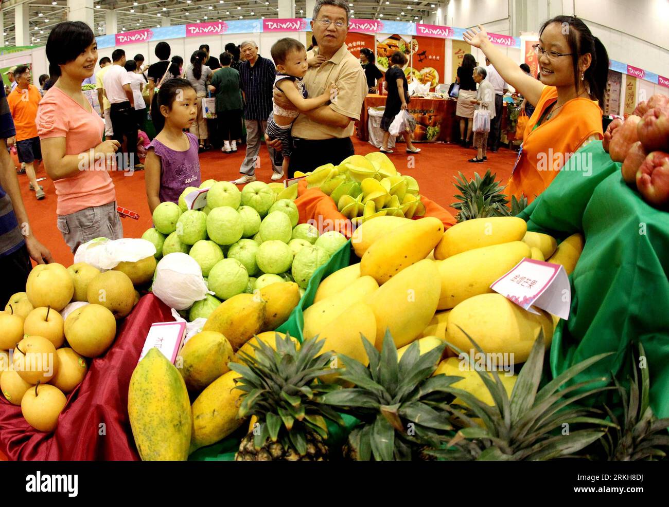 Bildnummer: 55715282  Datum: 12.08.2011  Copyright: imago/Xinhua (110812) -- SUZHOU, Aug. 12, 2011 (Xinhua) -- Fruits from China s Taiwan are on show in the 2011 Cross-Strait Agricultural Products Trade Fair held in Suzhou City, east China s Jiangsu Province, Aug. 12, 2011. The trade fair kicked off here Friday. (Xinhua/Wang Jianzhong) (dtf) #CHINA-SUZHOU-AGRICULTURE-FAIR (CN) PUBLICATIONxNOTxINxCHN Wirtschaft Messe Lebensmittel Lebensmittelmesse Landwirtschaft Landwirtschaftsmesse x0x xst 2011 quer     Bildnummer 55715282 Date 12 08 2011 Copyright Imago XINHUA  Suzhou Aug 12 2011 XINHUA Fruit Stock Photo