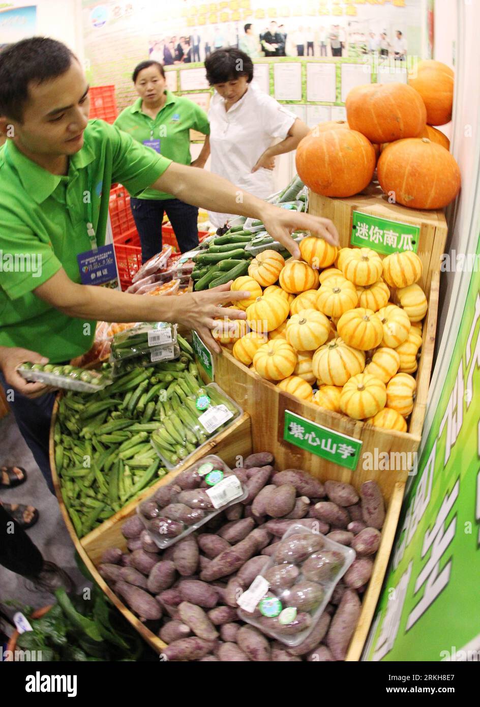 Bildnummer: 55715280  Datum: 12.08.2011  Copyright: imago/Xinhua (110812) -- SUZHOU, Aug. 12, 2011 (Xinhua) -- A participant shows farm products during the 2011 Cross-Strait Agricultural Products Trade Fair held in Suzhou City, east China s Jiangsu Province, Aug. 12, 2011. The trade fair kicked off here Friday. (Xinhua/Wang Jianzhong) (dtf) #CHINA-SUZHOU-AGRICULTURE-FAIR (CN) PUBLICATIONxNOTxINxCHN Wirtschaft Messe Lebensmittel Lebensmittelmesse Landwirtschaft Landwirtschaftsmesse x0x xst 2011 hoch     Bildnummer 55715280 Date 12 08 2011 Copyright Imago XINHUA  Suzhou Aug 12 2011 XINHUA a Part Stock Photo