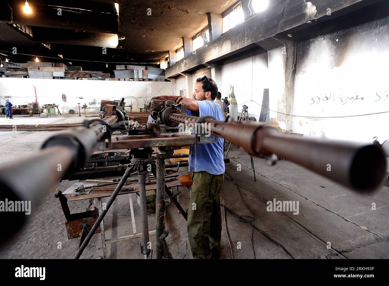 Bildnummer: 55740827  Datum: 13.08.2011  Copyright: imago/Xinhua (110813) -- BENGHAZI, Aug. 13, 2011 (Xinhua) -- A man works at a local plant maintaining 14.5 mm guns for battles between rebel fighters and Gaddafi forces in Benghazi, Libya, Aug. 13, 2011. (Xinhua/Mohammed Omer) (zw) LIBYA-BENGHAZI-WEAPONS MAINTENANCE FACILITY PUBLICATIONxNOTxINxCHN Gesellschaft Politik Rebellen Aufständische Waffen Fabrik Wartung Fotostory Waffenschmiede xda x0x premiumd 2011 quer     Bildnummer 55740827 Date 13 08 2011 Copyright Imago XINHUA  Benghazi Aug 13 2011 XINHUA a Man Works AT a Local plant maintainin Stock Photo