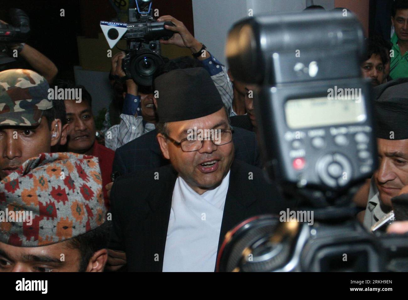 Bildnummer: 55757519 Datum: 14.08.2011 Copyright: imagoXinhua (110814) --  KATHMANDU, Aug. 14, 2011 (Xinhua) -- Nepali Prime Minister Jhala Nath  Khanal (C) speaks to the media after tendering his resignation to President  Ram