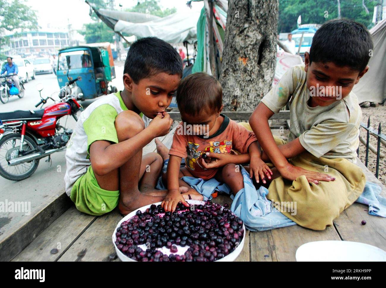 Bildnummer: 55768602  Datum: 15.08.2011  Copyright: imago/Xinhua (110815) -- LAHORE, Aug. 15, 2011 (Xinhua) -- Pakistani homeless children eat fruit at a slum in eastern Pakistan s Lahore, Aug. 15, 2011. High and volatile food prices in Pakistan lead to violence and unrest as nearly 120 million of the total population here is forced to spend 50 to 70 percent of their incomes on x. (Xinhua Photo/Jamil Ahmed) (lt) PAKISTAN-HIGH FOOD PRICES PUBLICATIONxNOTxINxCHN Gesellschaft Kinder Kinderarmut Armut xst 2011 quer o0 Früchte essen    Bildnummer 55768602 Date 15 08 2011 Copyright Imago XINHUA  Lah Stock Photo