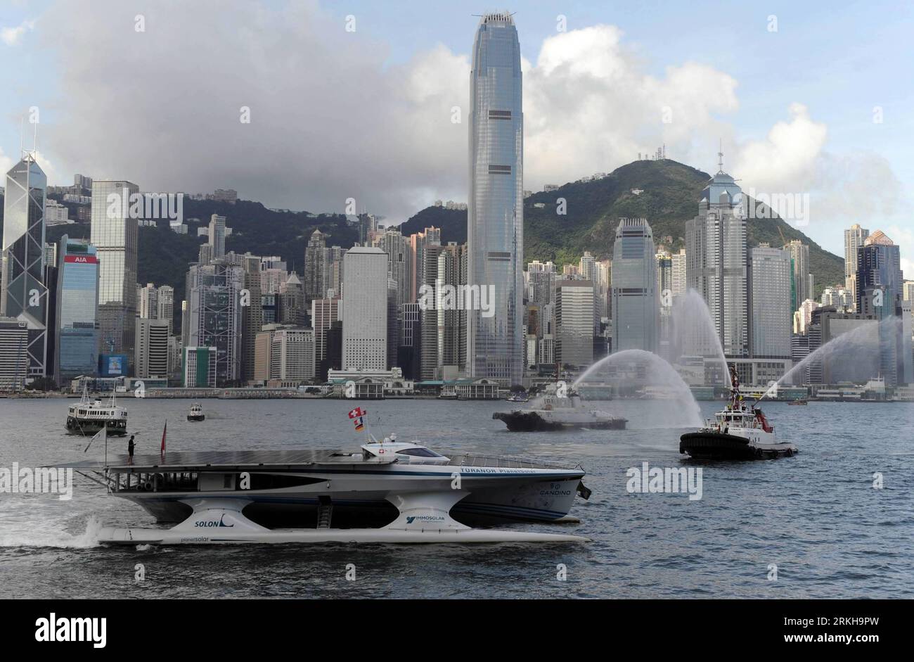 Bildnummer: 55765020  Datum: 15.08.2011  Copyright: imago/Xinhua (110815) -- HONG KONG, Aug. 15, 2011 (Xinhua) -- MS Turanor PlanetSolar, a solar powered boat, sails at the Victoria Harbor in Hong Kong, south China, Aug. 15, 2011. The solar powered catamaran, MS Turanor PlanetSolar, arrived at Hong Kong on Monday. PlanetSolar, a 31-meter-long ship with a total of 500 square meters solar battery, will anchor in Hong Kong from Aug. 15 to Aug. 23, as a waypoint during its voyage around the world. (Xinhua/Song Zhenping) (xzj) CHINA-HONG KONG-SOLAR CATAMARAN-MS TURANOR PLANET SOLAR-ARRIVAL (CN) PUB Stock Photo